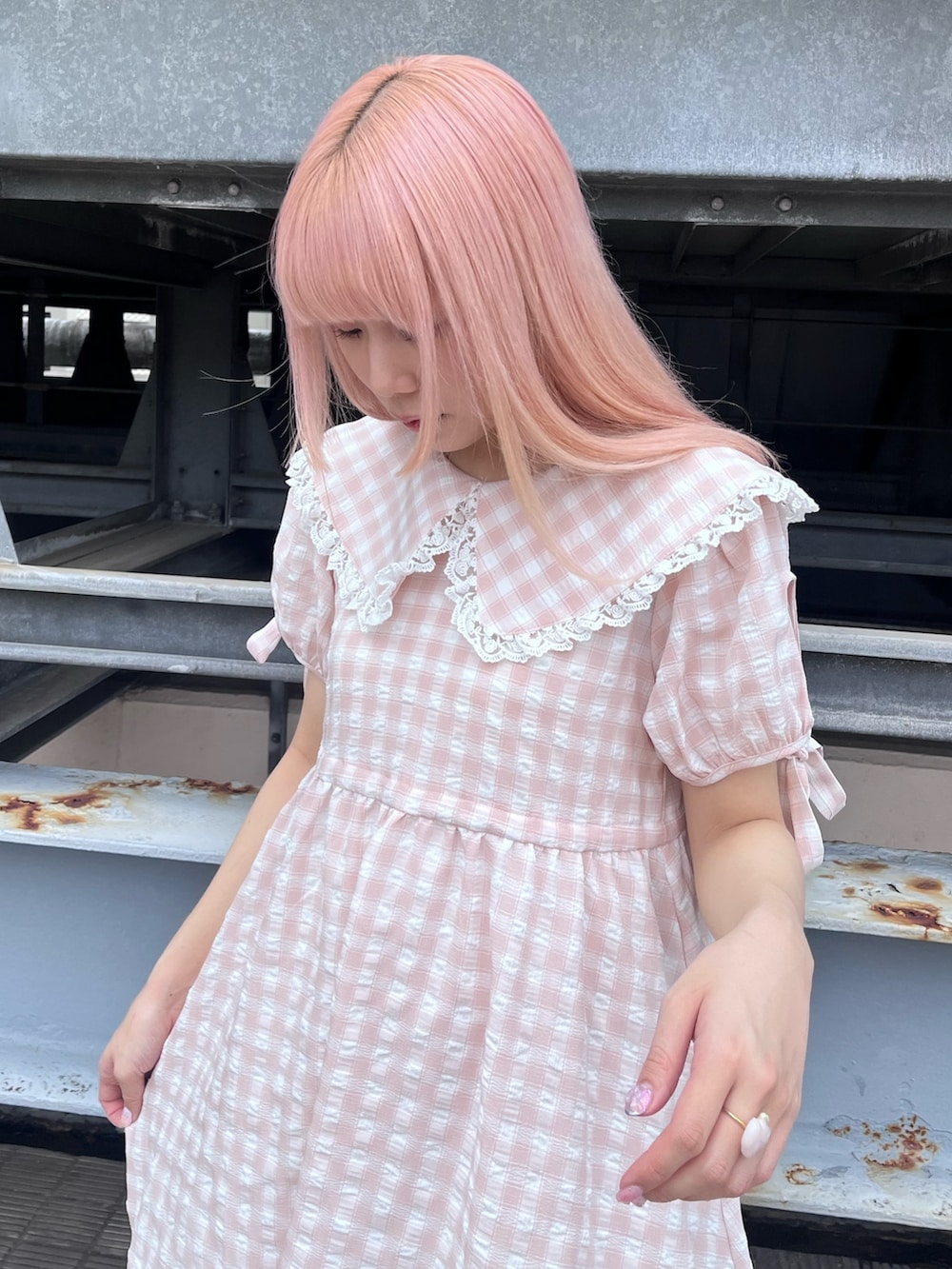 ピンク系のワンピース、ピンク系のスウェットパンツ、ゴールド系のバレエシューズを着用したレディースの春コーディネートの6枚目の写真