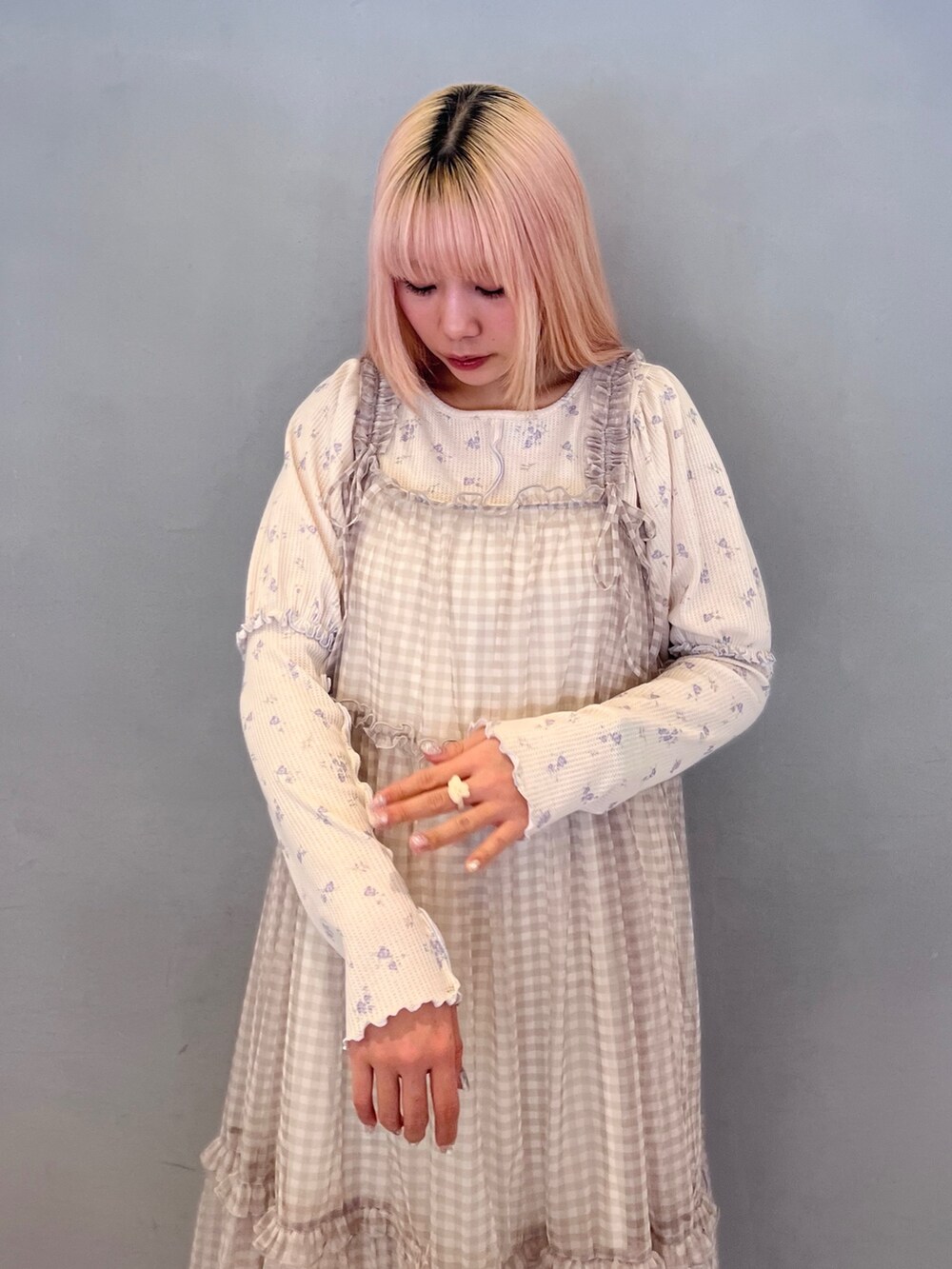 ピンク系のブルゾン、グレー系のワンピース、ホワイト系のその他パンツを着用したレディースの春コーディネートの8枚目の写真