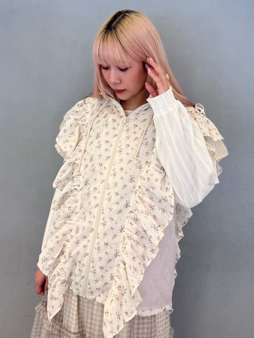 ピンク系のブルゾン、グレー系のワンピース、ホワイト系のその他パンツを着用したレディースの春コーディネートの4枚目の写真