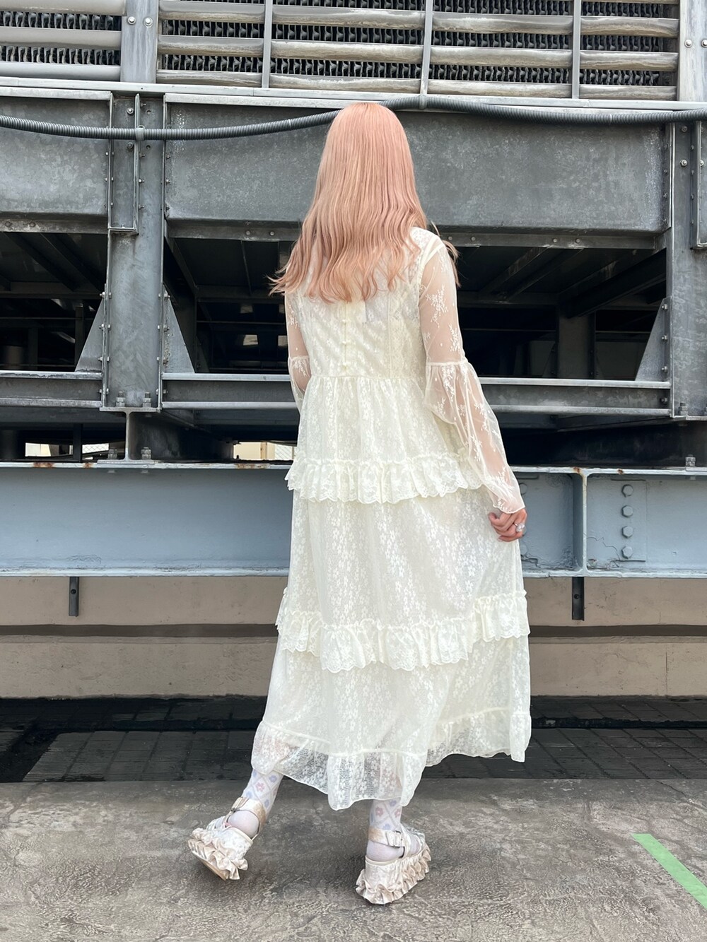 ホワイト系のワンピース、ホワイト系のサンダルを着用したレディースの夏コーディネートの3枚目の写真