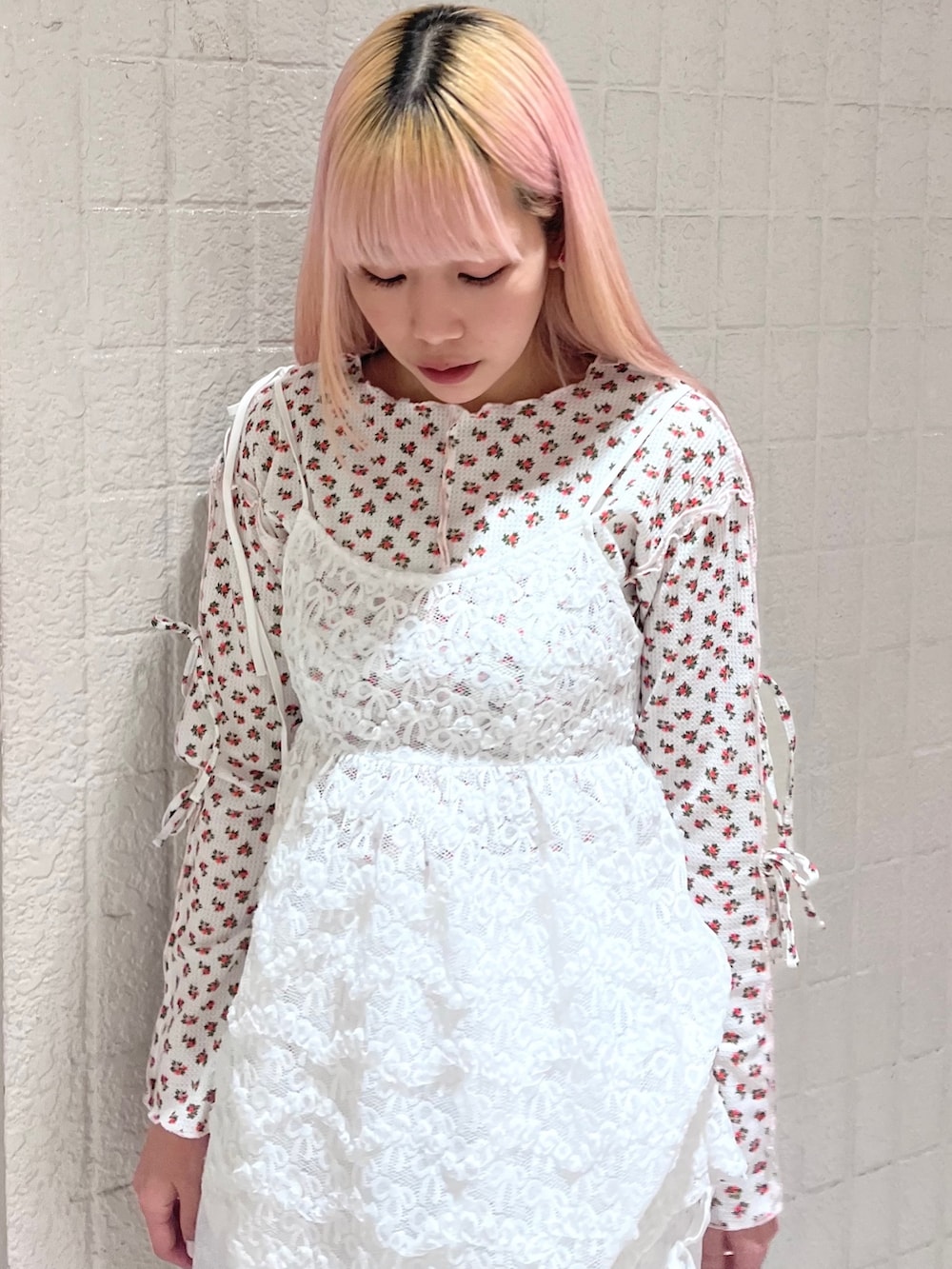 ホワイト系のキャミソール、ホワイト系のスカート、ホワイト系のパンプスを着用したレディースの春コーディネートの6枚目の写真