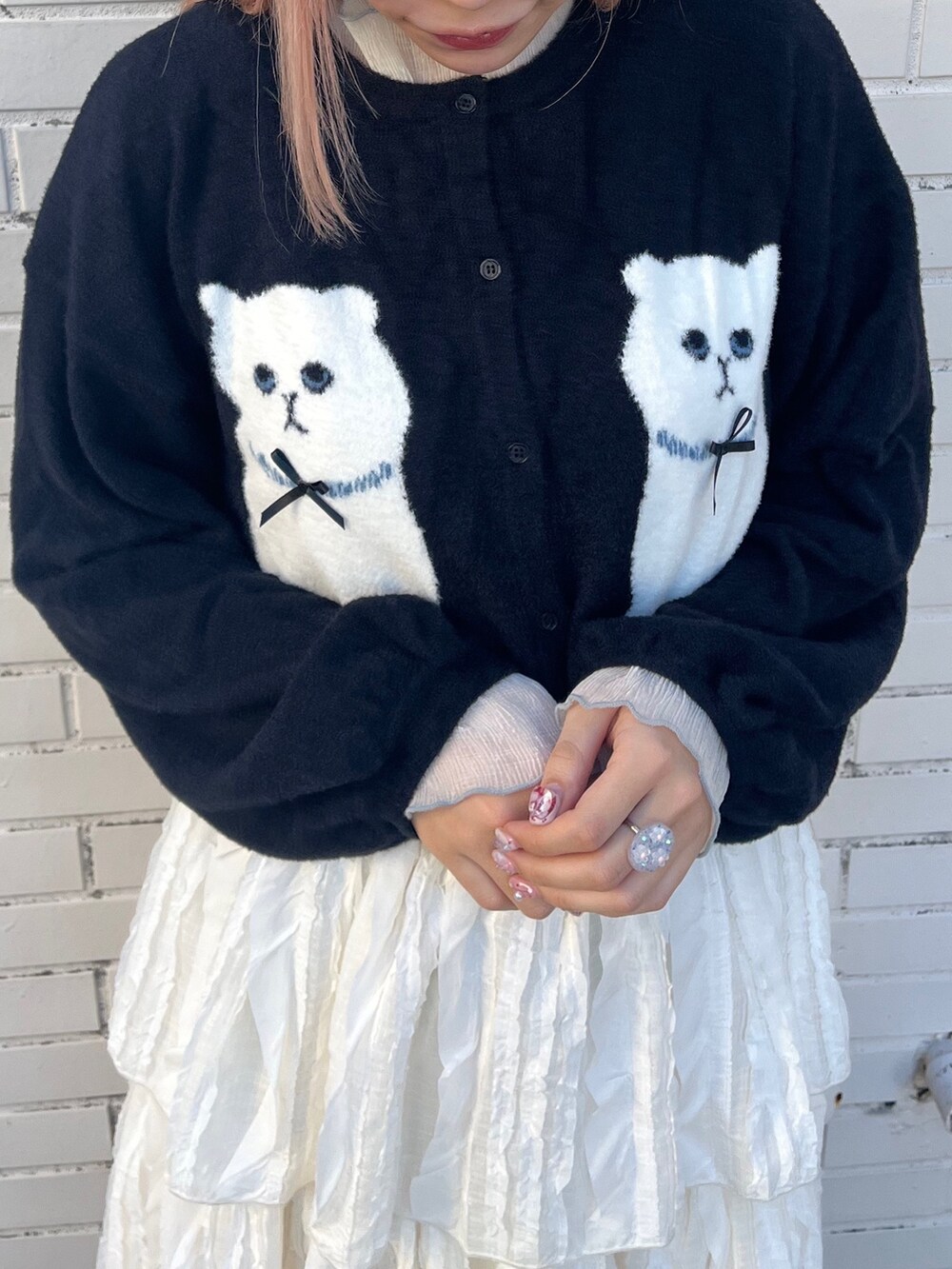 ブラック系のカーディガン/ボレロ、ホワイト系のTシャツ/カットソー、ホワイト系のスカートを着用したレディースの秋コーディネートの5枚目の写真