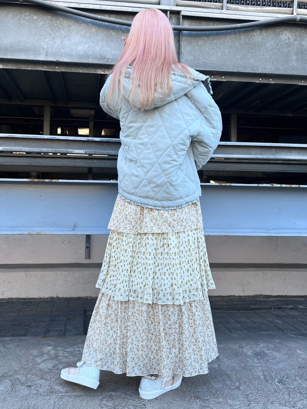 ブルー系のダウンジャケット/コート、ホワイト系のニット/セーター、ホワイト系のスカートを着用したレディースの冬コーディネートの4枚目の写真