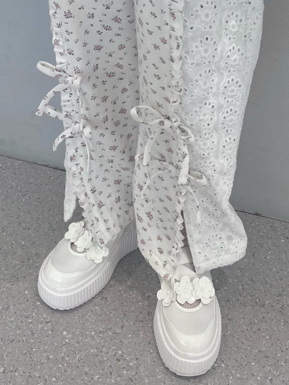 ホワイト系のカーディガン/ボレロ、ピンク系のキャミソール、その他のデニムパンツを着用したレディースの春コーディネートの9枚目の写真