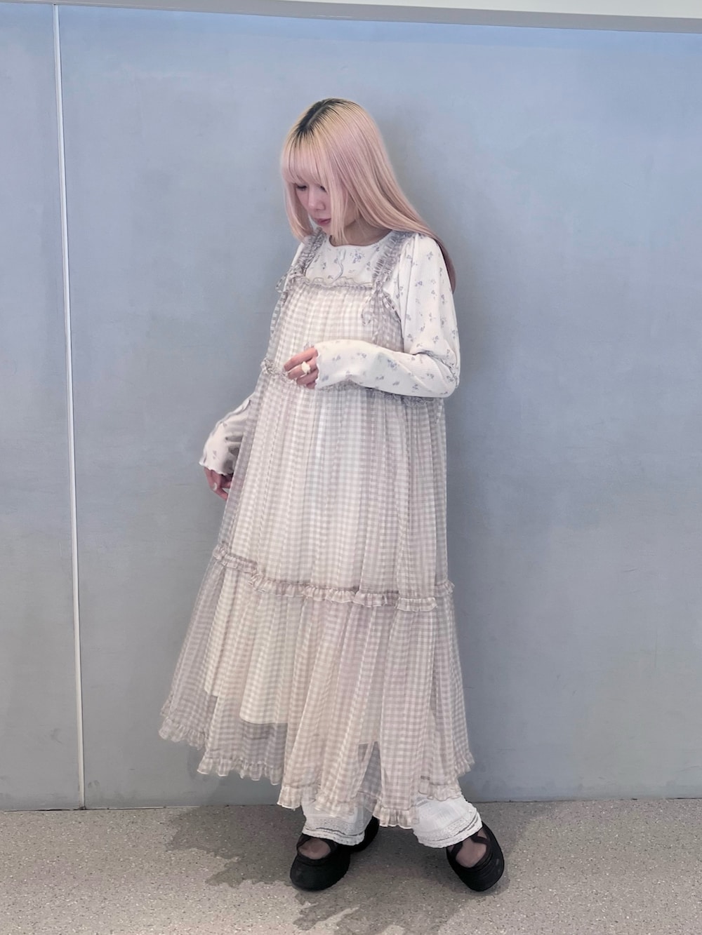 ピンク系のブルゾン、グレー系のワンピース、ホワイト系のその他パンツを着用したレディースの春コーディネートの6枚目の写真