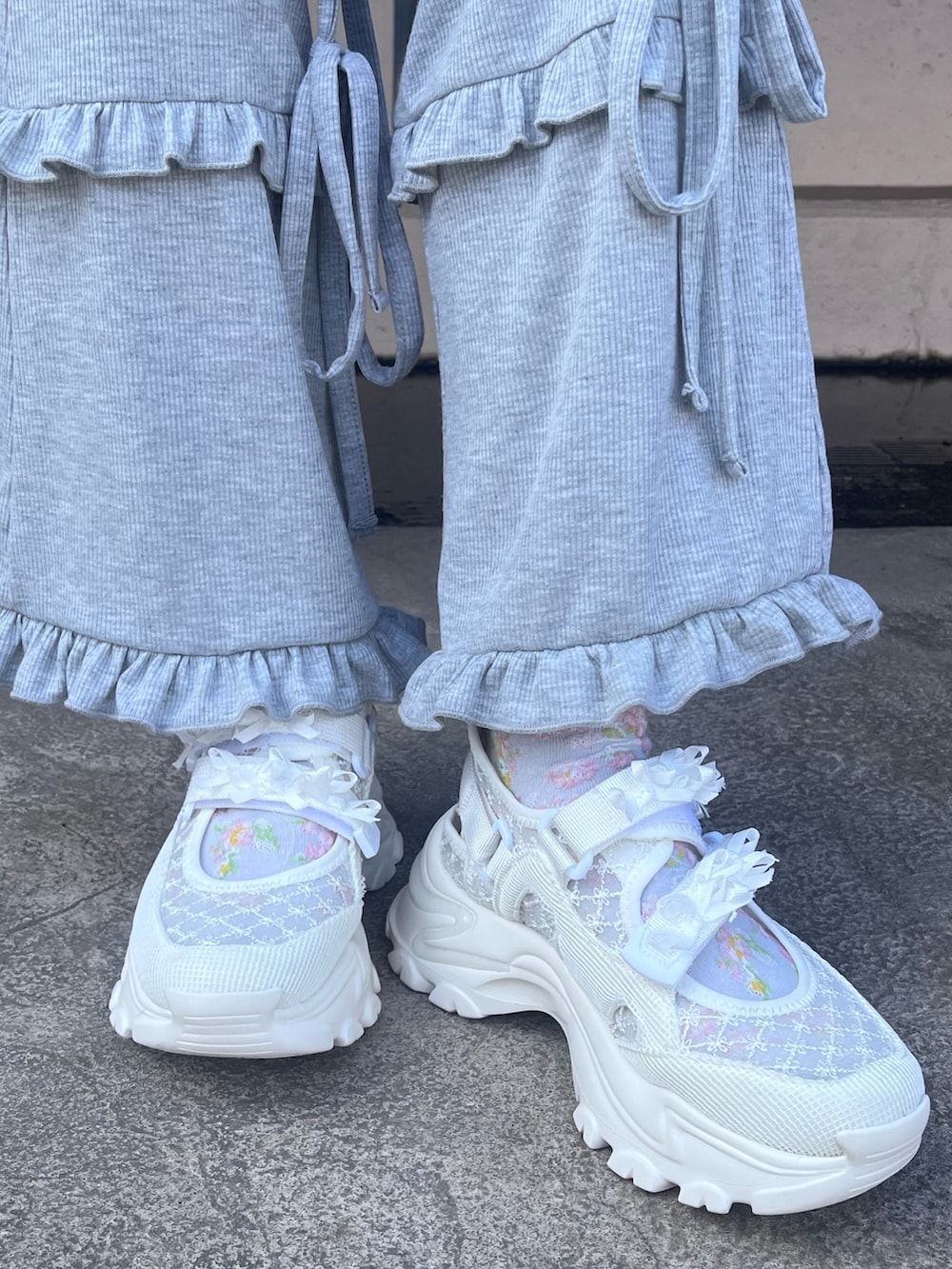 ブルー系のTシャツ/カットソー、ブラック系のキャミソール、グレー系のスウェットパンツを着用したレディースの春コーディネートの8枚目の写真