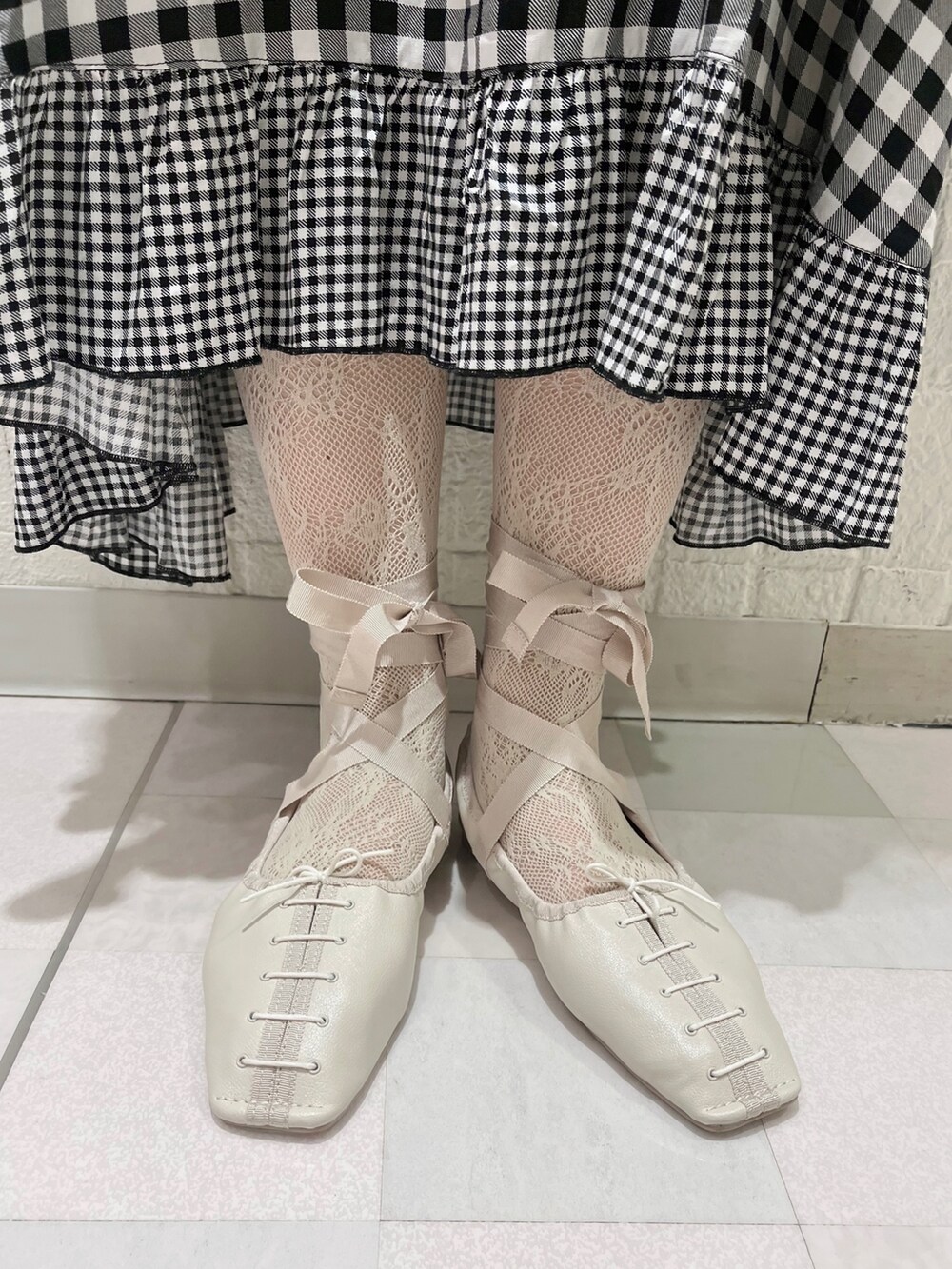 ホワイト系のTシャツ/カットソー、その他のワンピース、ホワイト系のパンプスを着用したレディースの春コーディネートの7枚目の写真