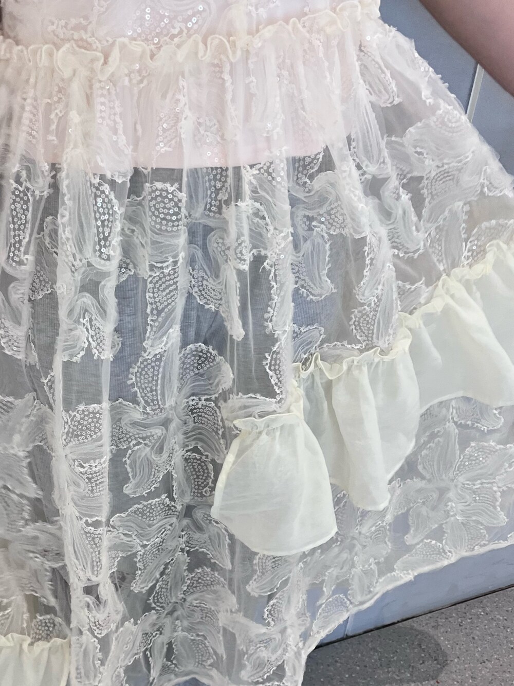 ホワイト系のワンピース、ピンク系のTシャツ/カットソー、グレー系のスウェットパンツを着用したレディースの夏コーディネートの10枚目の写真