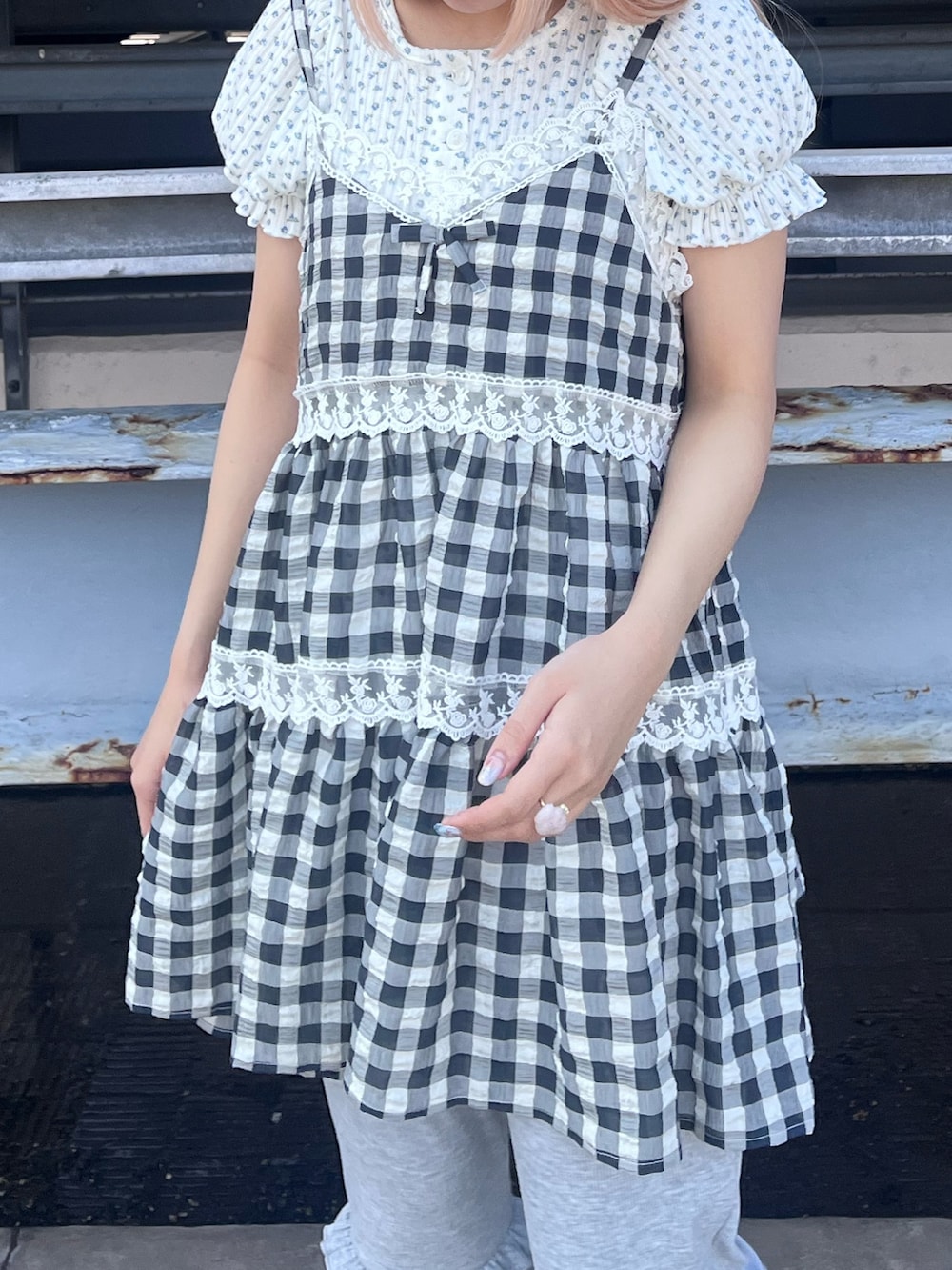 ブルー系のTシャツ/カットソー、ブラック系のキャミソール、グレー系のスウェットパンツを着用したレディースの春コーディネートの5枚目の写真