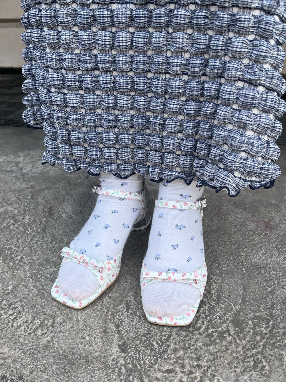 ブルー系のTシャツ/カットソー、ブルー系のスカート、ホワイト系のパンプスを着用したレディースの春コーディネートの6枚目の写真