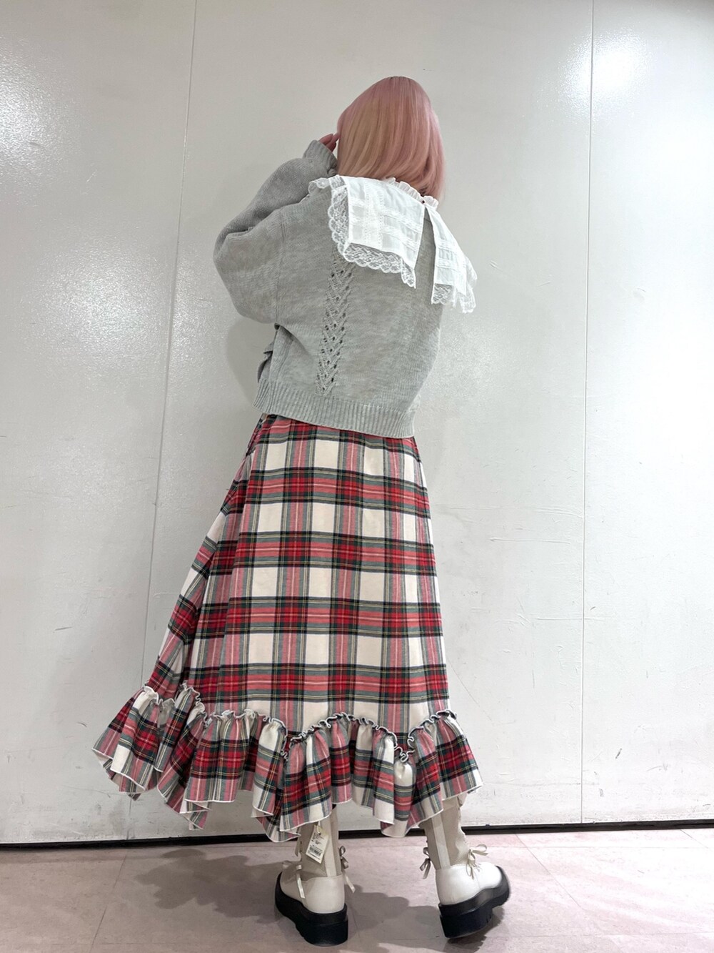 ホワイト系のシャツ/ブラウス、グレー系のカーディガン/ボレロ、ホワイト系のスカートを着用したレディースの秋コーディネートの4枚目の写真