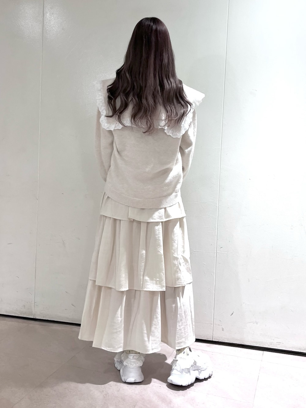 ホワイト系のカーディガン/ボレロ、グレー系のニット/セーター、ホワイト系のスカートを着用したレディースの秋コーディネートの4枚目の写真