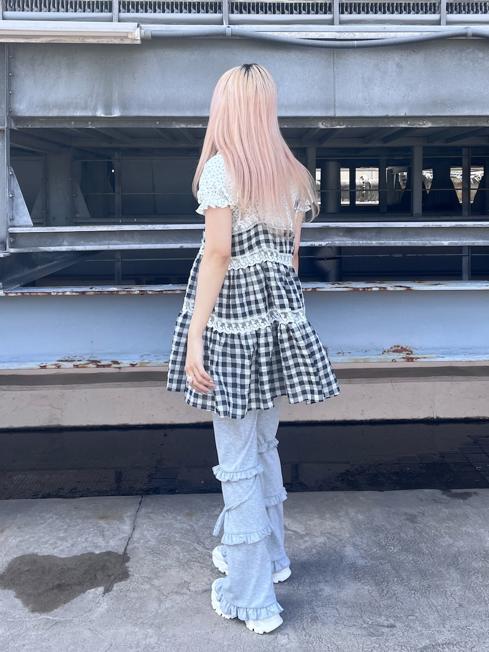 ブルー系のTシャツ/カットソー、ブラック系のキャミソール、グレー系のスウェットパンツを着用したレディースの春コーディネートの3枚目の写真