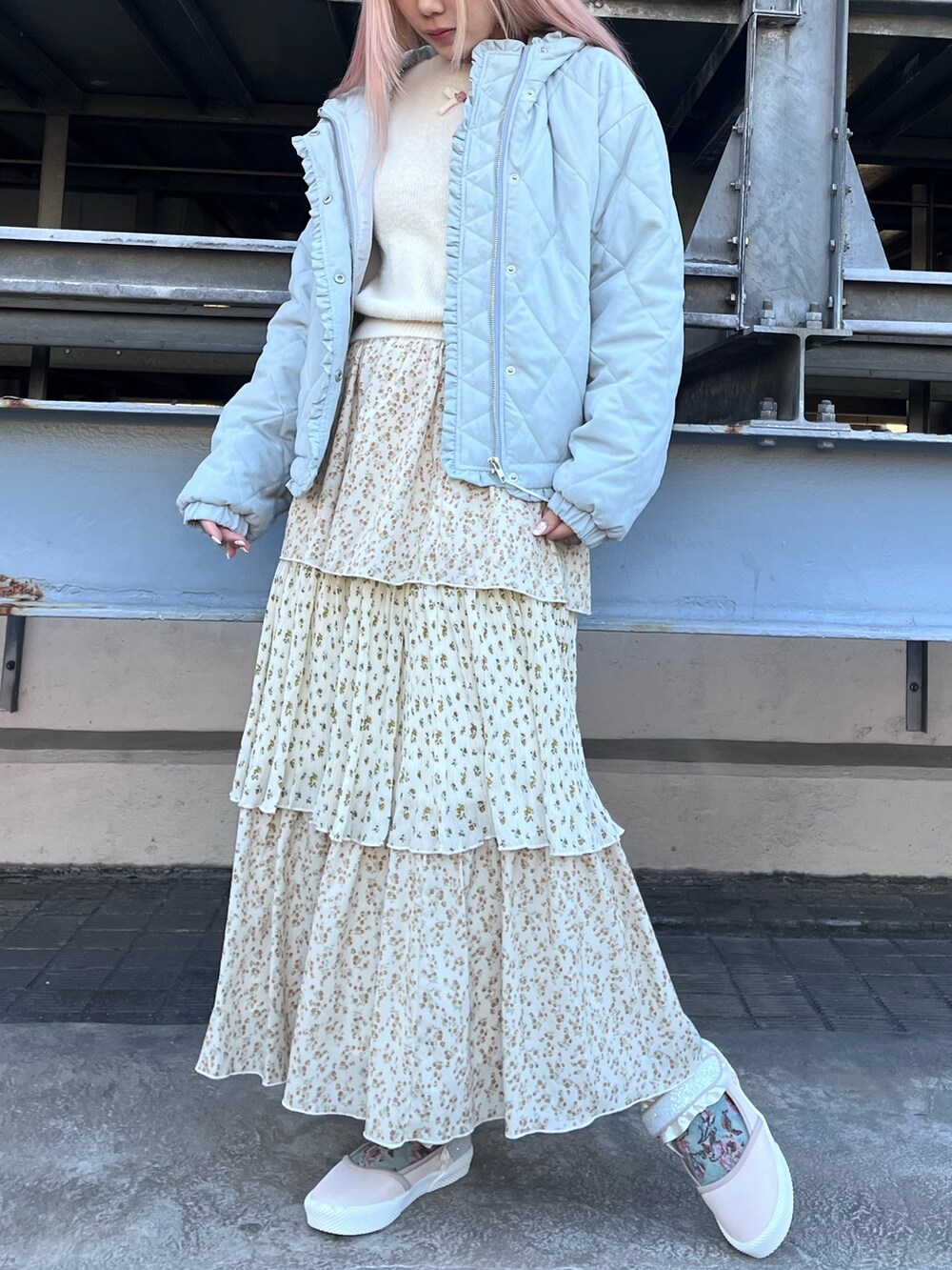 ブルー系のダウンジャケット/コート、ホワイト系のニット/セーター、ホワイト系のスカートを着用したレディースの冬コーディネートの2枚目の写真