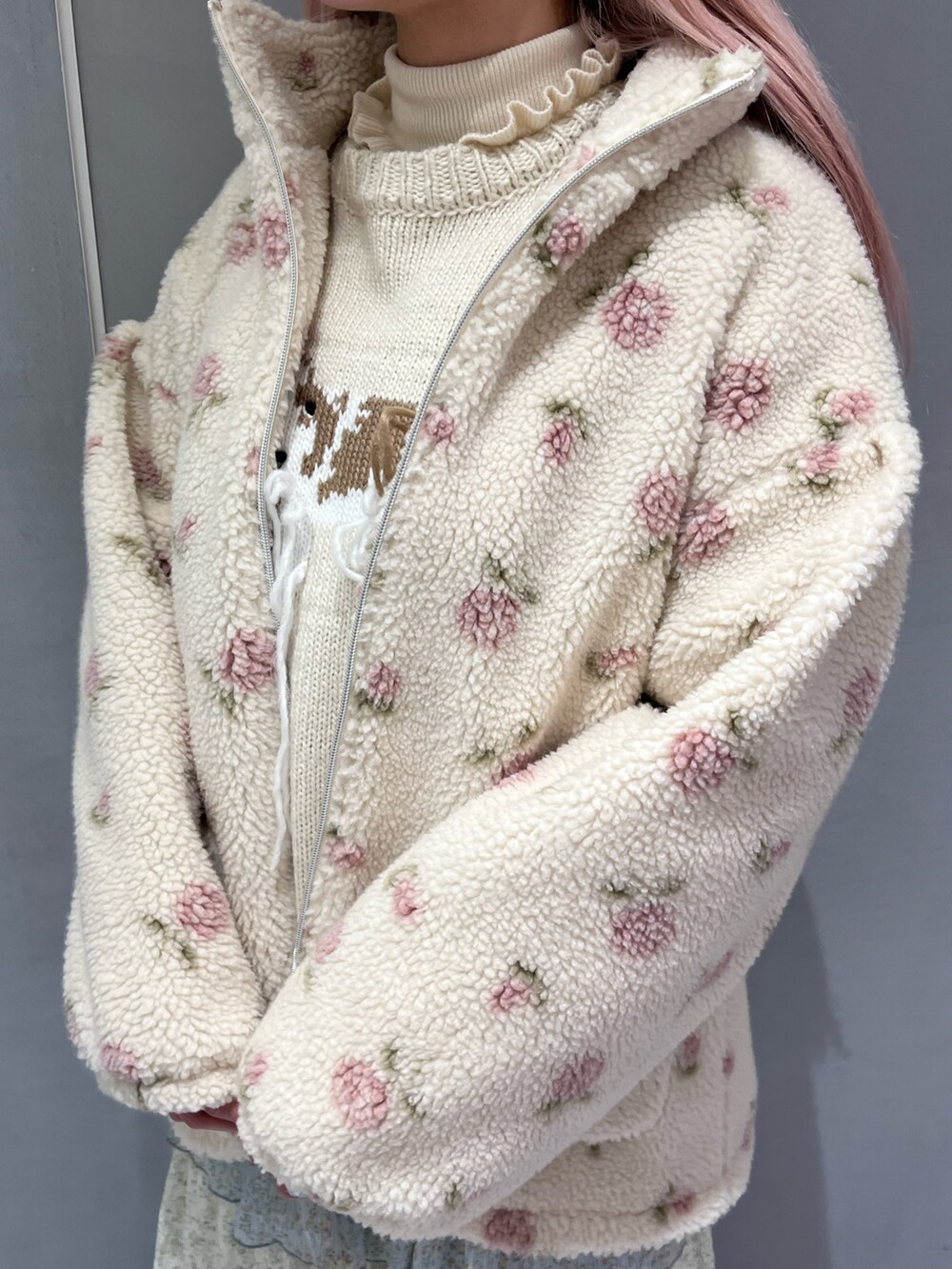 ピンク系のブルゾン、ホワイト系のニット/セーター、ホワイト系のニット/セーターを着用したレディースの冬コーディネートの5枚目の写真