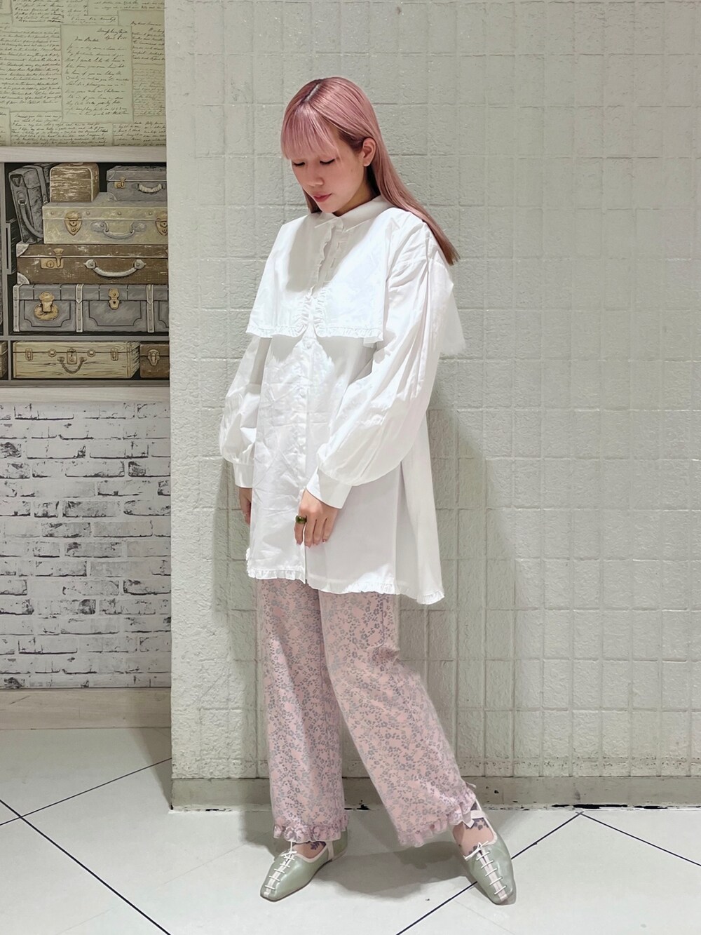 「merry jennyのフリルマウンテンパーカー（マウンテンパーカー、ホワイト系）」を使った、tomomiさん（レディース・163cm）の春コーディネートの4枚目の写真