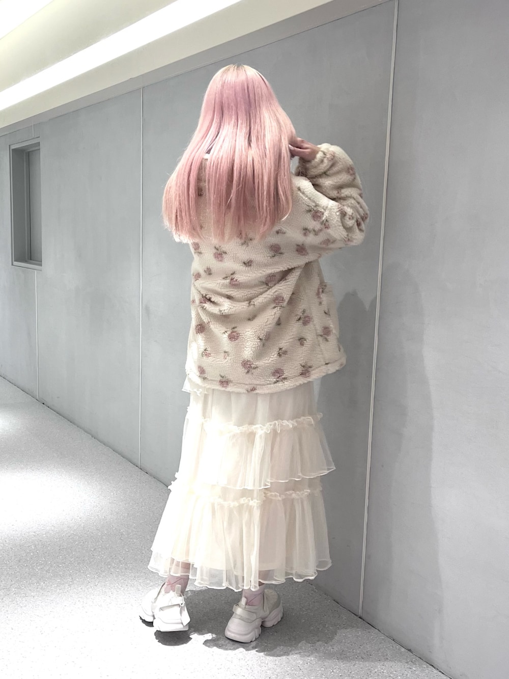 ピンク系のブルゾン、ベージュ系のスウェット、ホワイト系のニット/セーターを着用したレディースの冬コーディネートの2枚目の写真