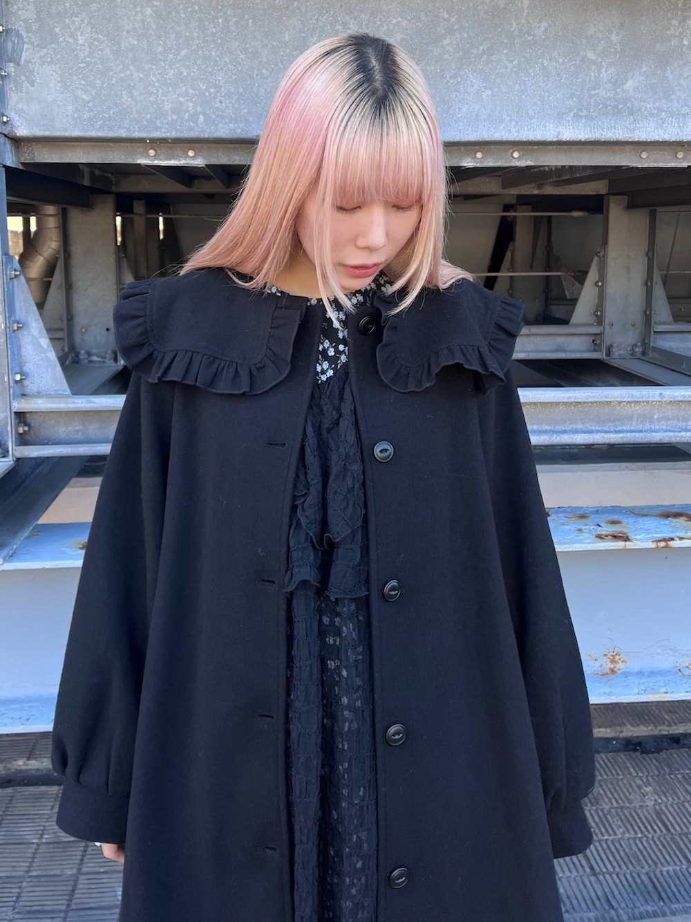 ブラック系のチェスターコート、ブラック系のワンピース、ブラック系のワンピースを着用したレディースの冬コーディネートの5枚目の写真