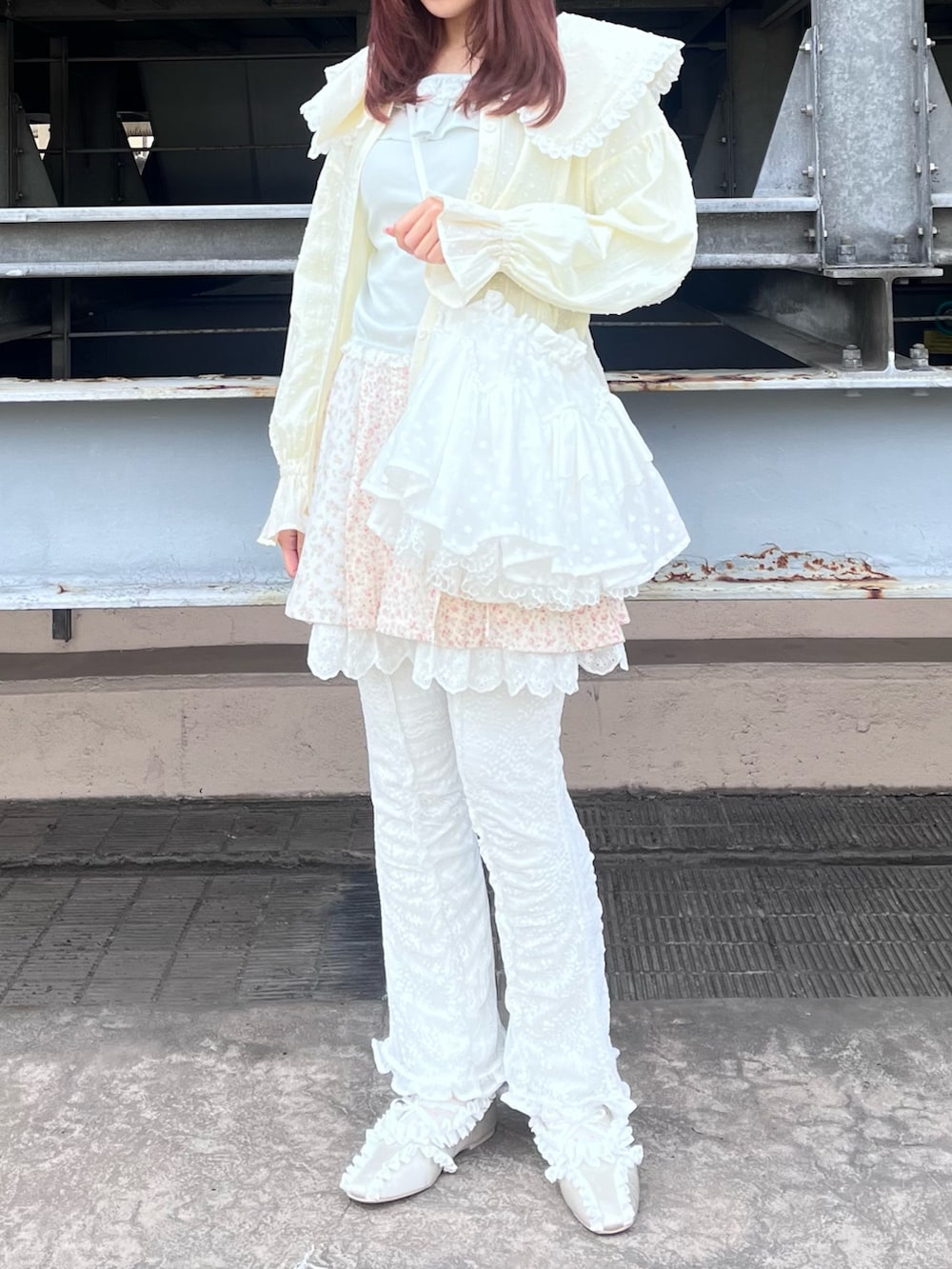 ホワイト系のその他パンツ、ホワイト系のバレエシューズ、グリーン系のTシャツ/カットソーを着用したレディースの冬コーディネートの2枚目の写真