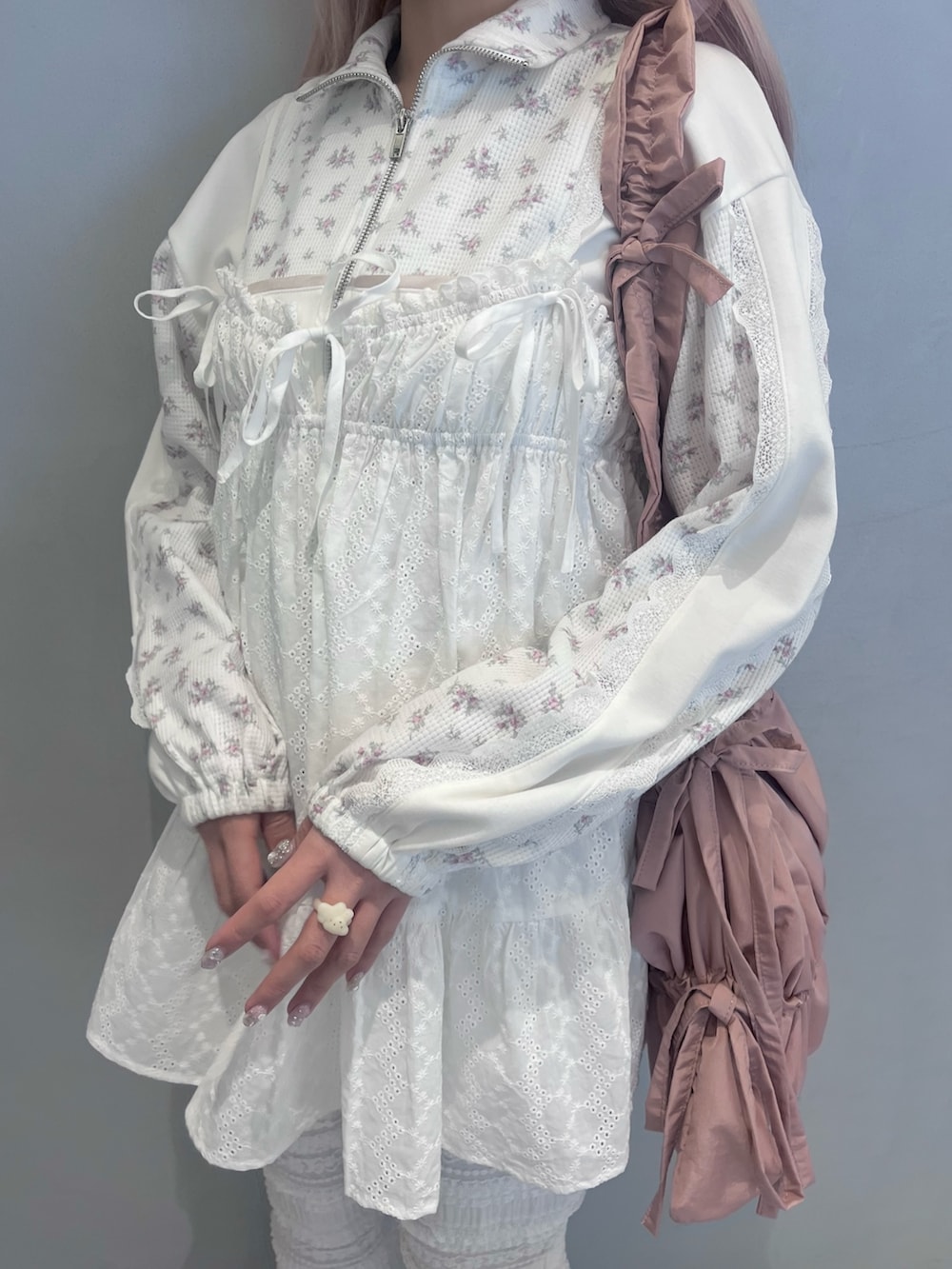 ピンク系のジャージ、ホワイト系のキャミソール、ピンク系のトートバッグを着用したレディースの春コーディネートの5枚目の写真