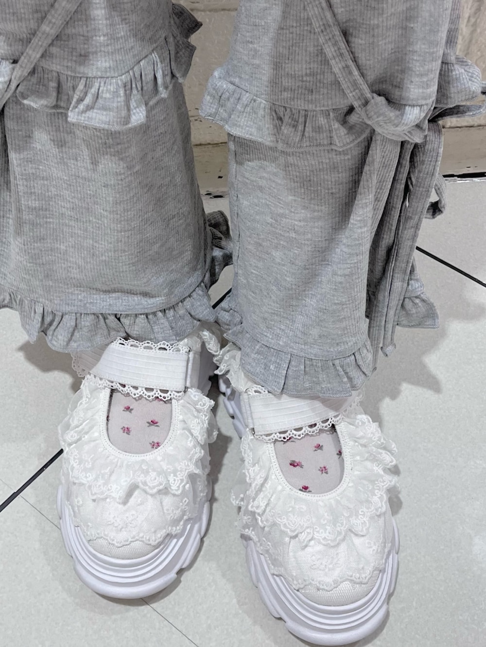 ベージュ系のシャツ/ブラウス、ホワイト系のワンピース、グレー系のスウェットパンツを着用したレディースの秋コーディネートの8枚目の写真