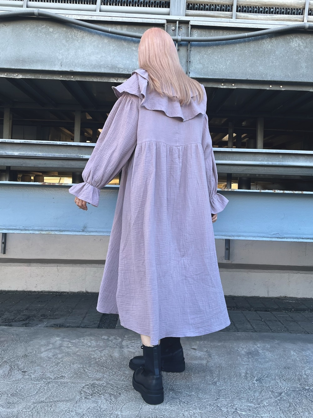 ピンク系のTシャツ/カットソー、ピンク系のワンピース、ブラック系のブーツを着用したレディースの夏コーディネートの3枚目の写真