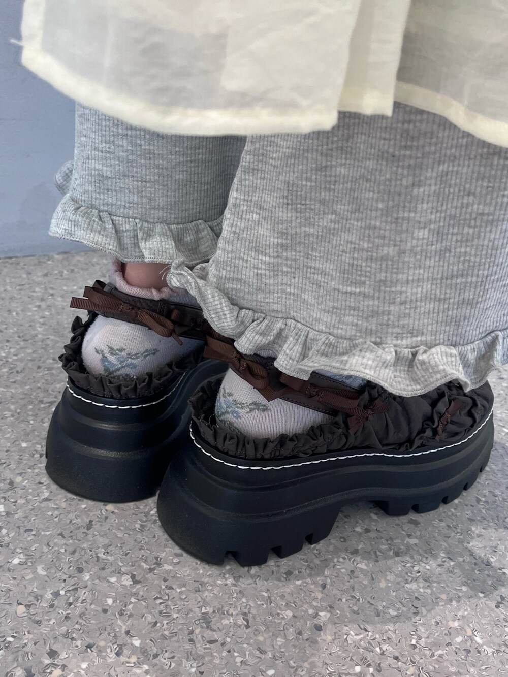 ホワイト系のワンピース、ピンク系のTシャツ/カットソー、グレー系のスウェットパンツを着用したレディースの夏コーディネートの7枚目の写真