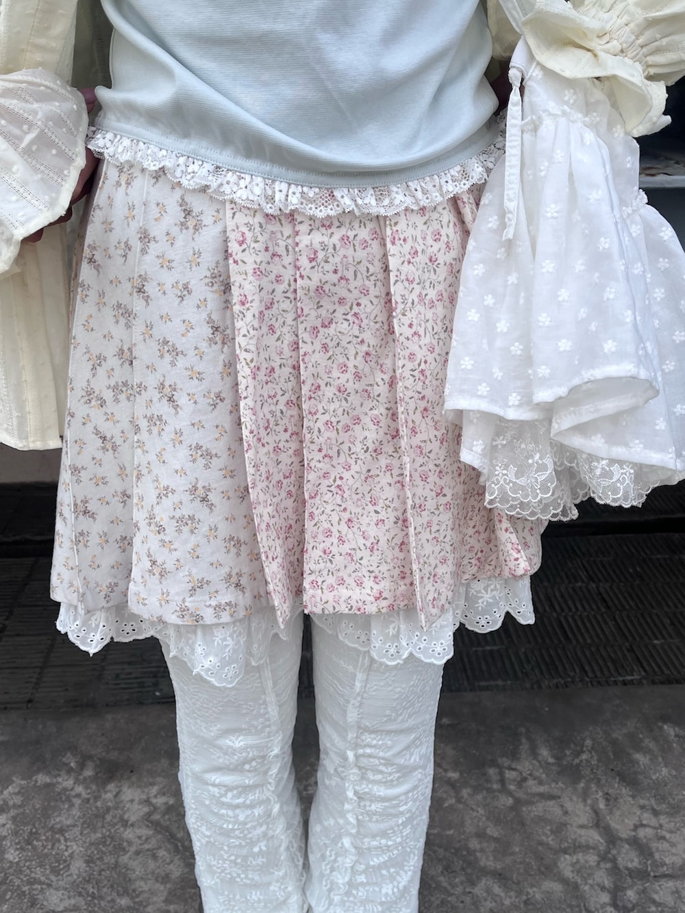 ホワイト系のその他パンツ、ホワイト系のバレエシューズ、グリーン系のTシャツ/カットソーを着用したレディースの冬コーディネートの7枚目の写真