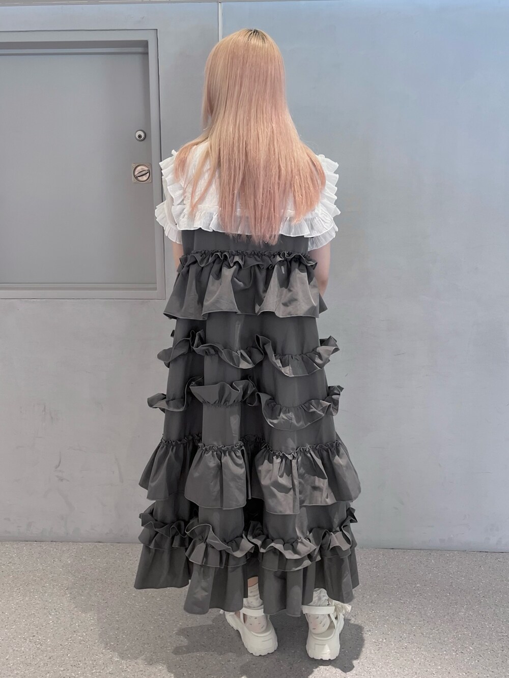 グレー系のワンピース、ホワイト系のシャツ/ブラウス、ホワイト系のサンダルを着用したレディースの夏コーディネートの3枚目の写真