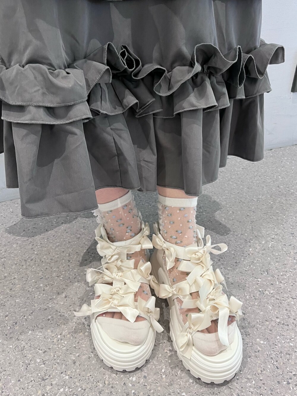 グレー系のワンピース、ホワイト系のシャツ/ブラウス、ホワイト系のサンダルを着用したレディースの夏コーディネートの8枚目の写真