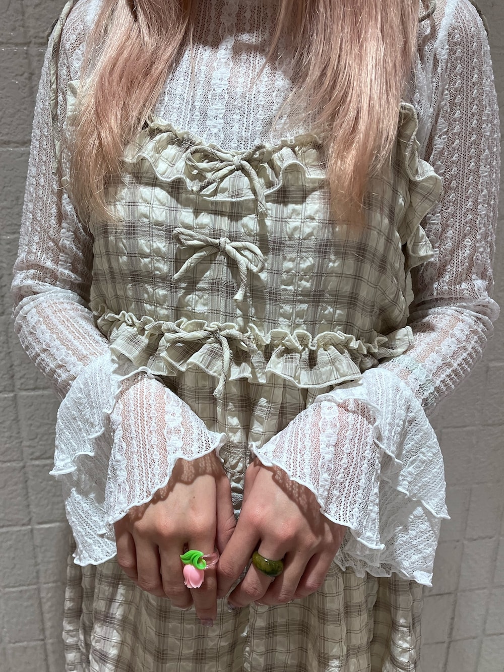 ベージュ系のワンピース、ホワイト系のTシャツ/カットソー、ホワイト系のバレエシューズを着用したレディースの春コーディネートの6枚目の写真