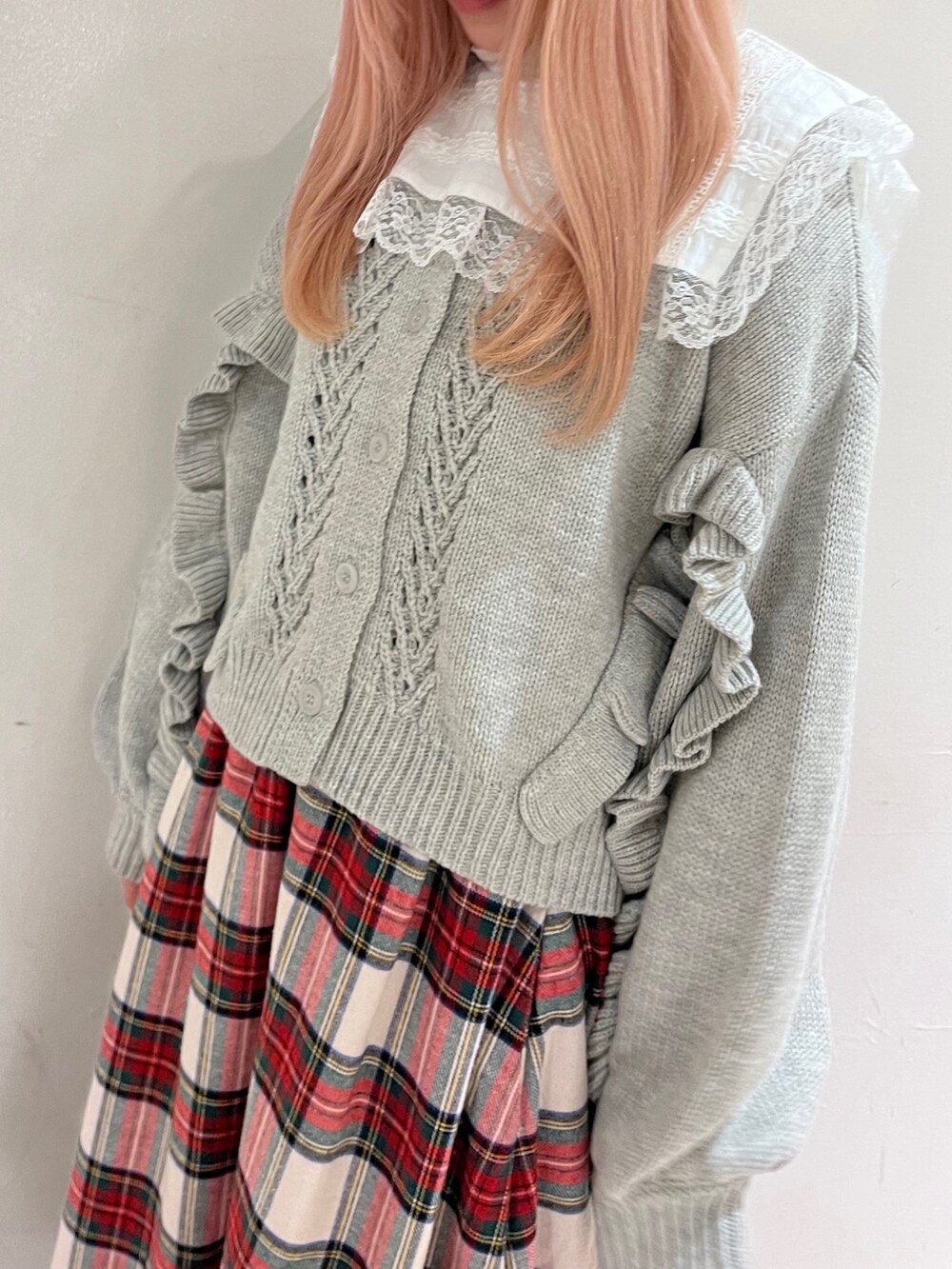 ホワイト系のシャツ/ブラウス、グレー系のカーディガン/ボレロ、ホワイト系のスカートを着用したレディースの秋コーディネートの6枚目の写真