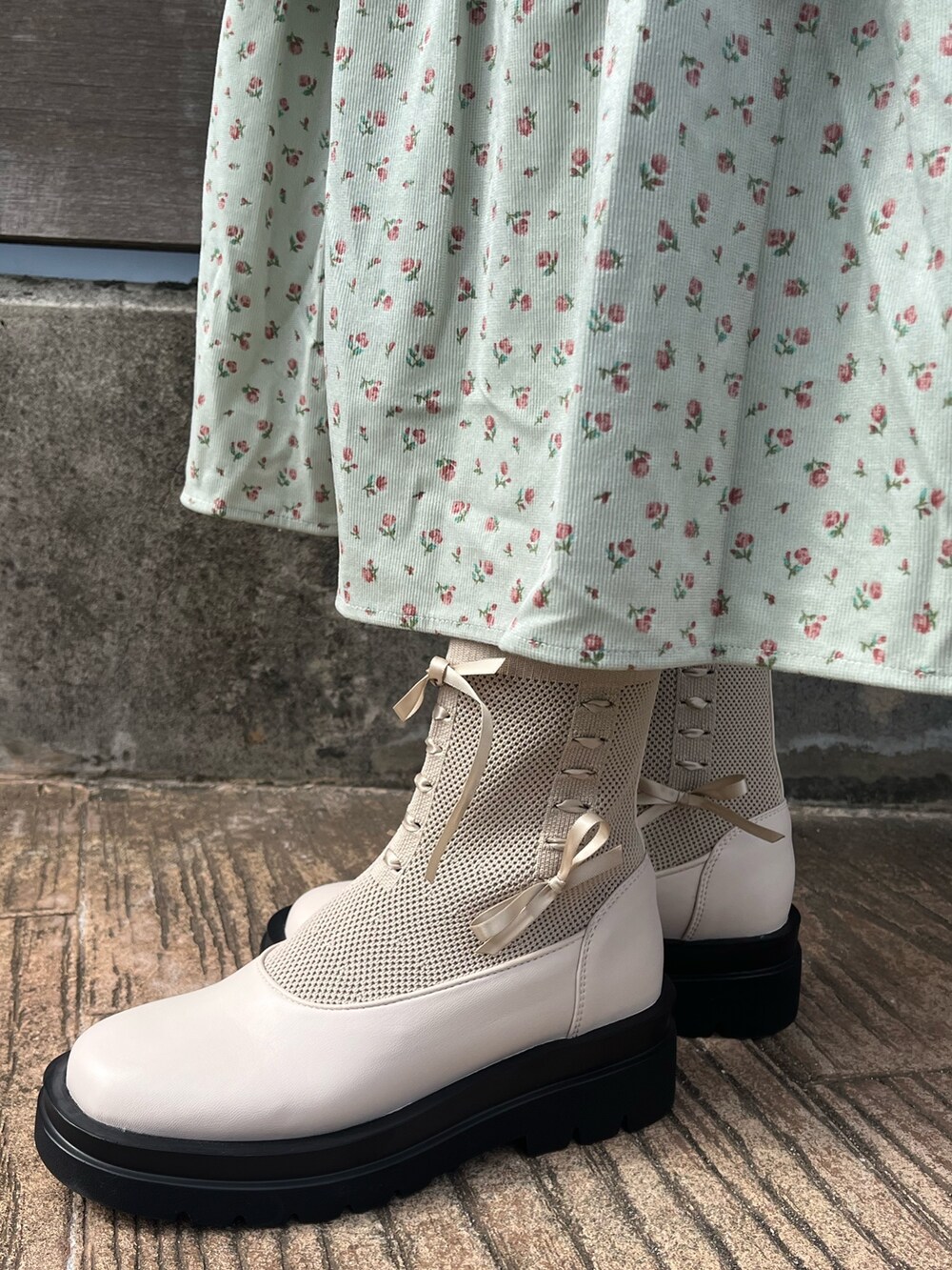 ホワイト系のシャツ/ブラウス、ピンク系のスウェット、グリーン系のジャンパースカートを着用したレディースの秋コーディネートの8枚目の写真