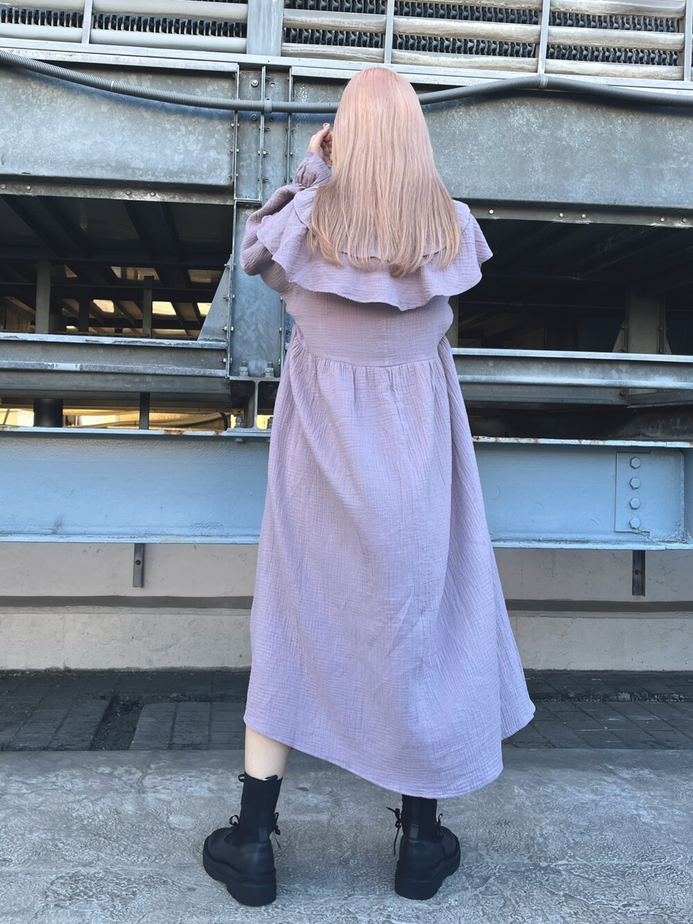 ピンク系のTシャツ/カットソー、ピンク系のワンピース、ブラック系のブーツを着用したレディースの夏コーディネートの4枚目の写真