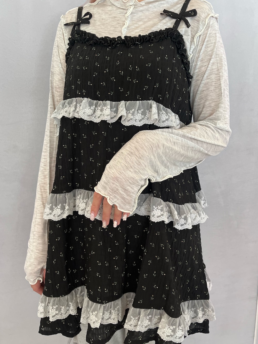 ブラック系のチュニック、グレー系のTシャツ/カットソー、グレー系のスウェットパンツを着用したレディースの夏コーディネートの7枚目の写真