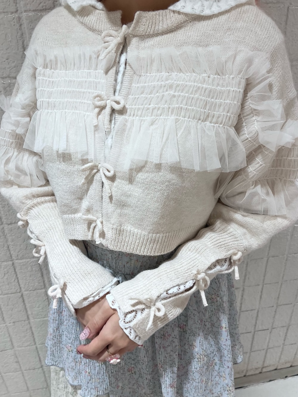 ブルー系のスカート、ホワイト系のカーディガン/ボレロ、ホワイト系のTシャツ/カットソーを着用したレディースの秋コーディネートの7枚目の写真