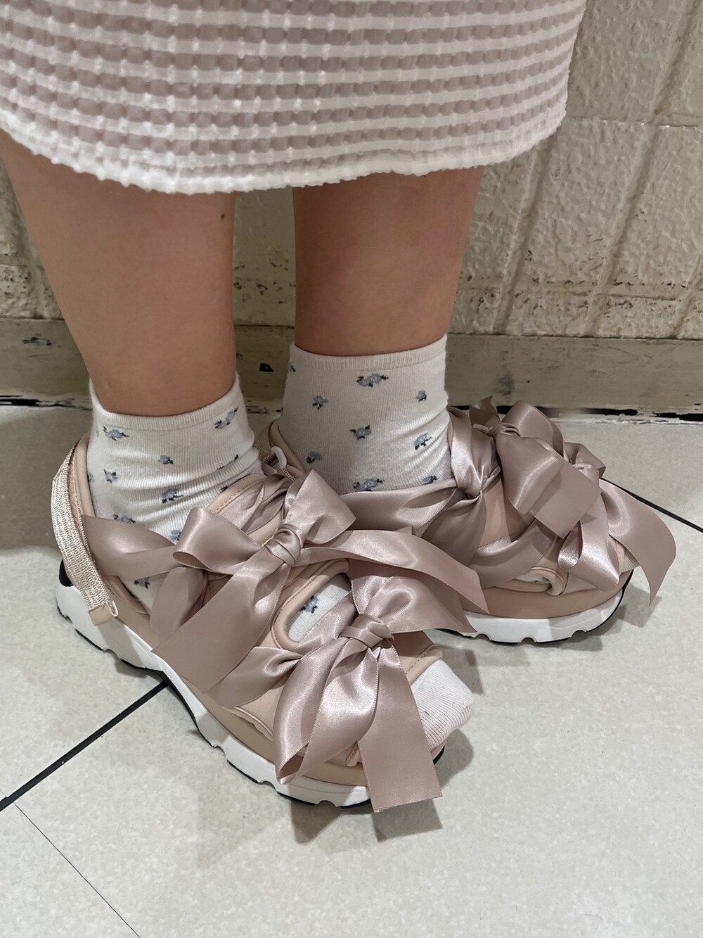 ブラック系のシャツ/ブラウス、ホワイト系のワンピース、ピンク系のサンダルを着用したレディースの夏コーディネートの6枚目の写真