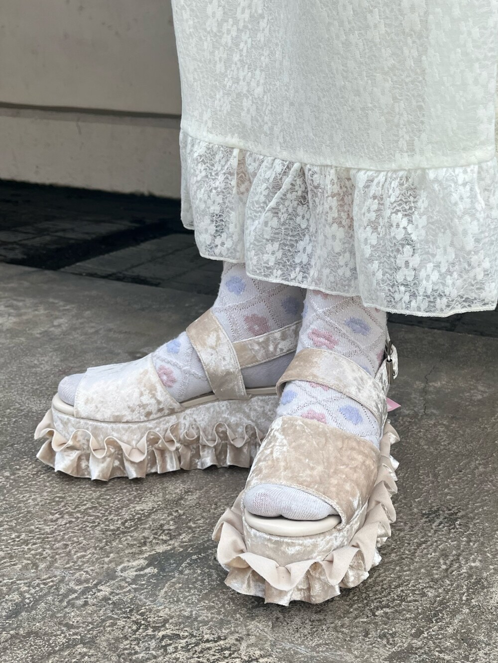 ホワイト系のワンピース、ホワイト系のサンダルを着用したレディースの夏コーディネートの8枚目の写真