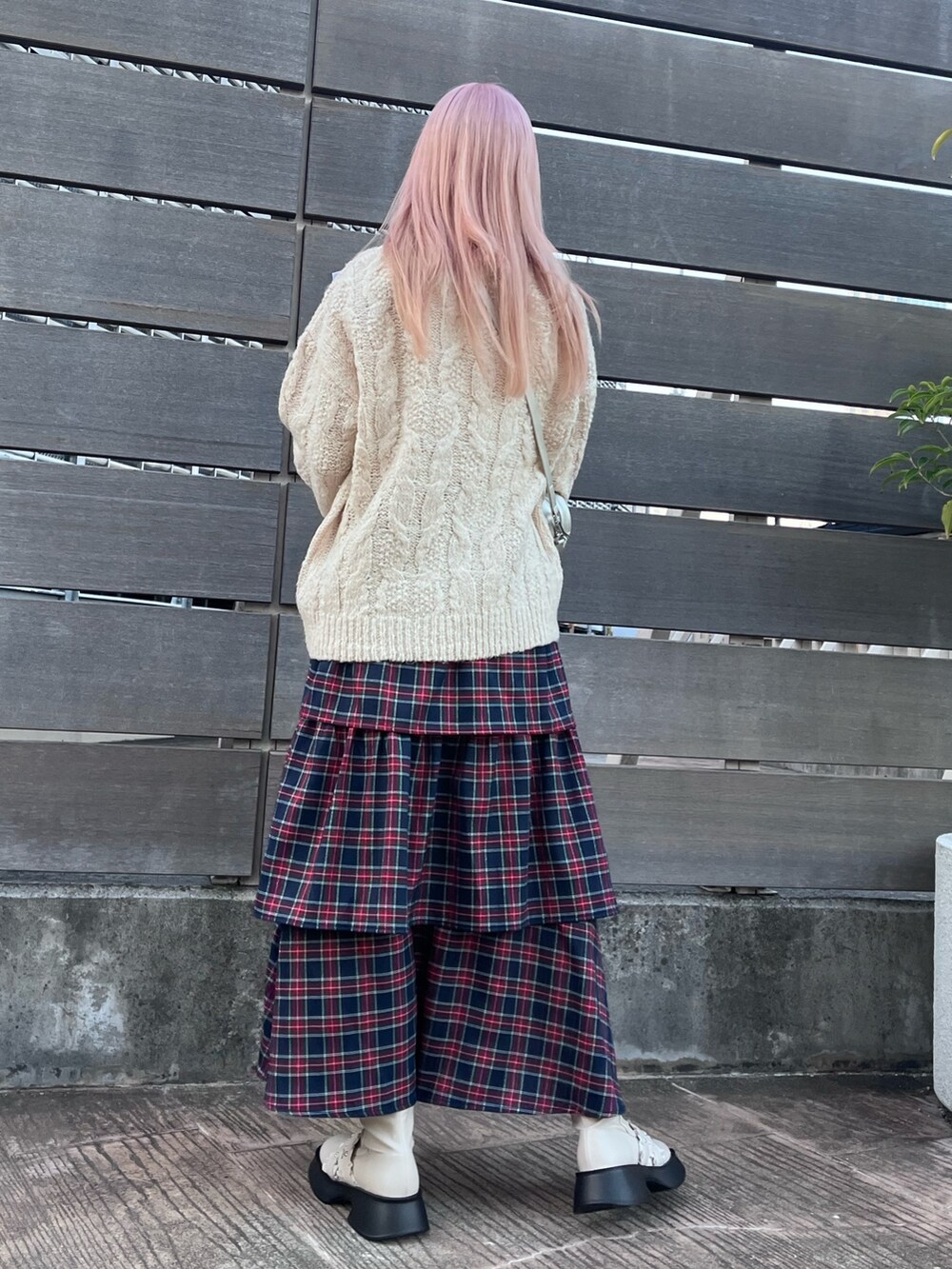 ホワイト系のニット/セーター、シルバー系のハンドバッグ、ブルー系のスカートを着用したレディースの秋コーディネートの3枚目の写真