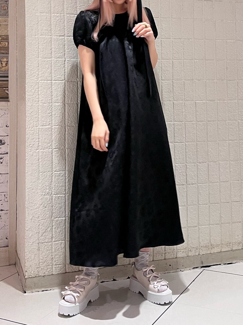 ブラック系のシャツ/ブラウス、ブラック系のワンピース、ホワイト系のサンダルを着用したレディースの春コーディネートの4枚目の写真