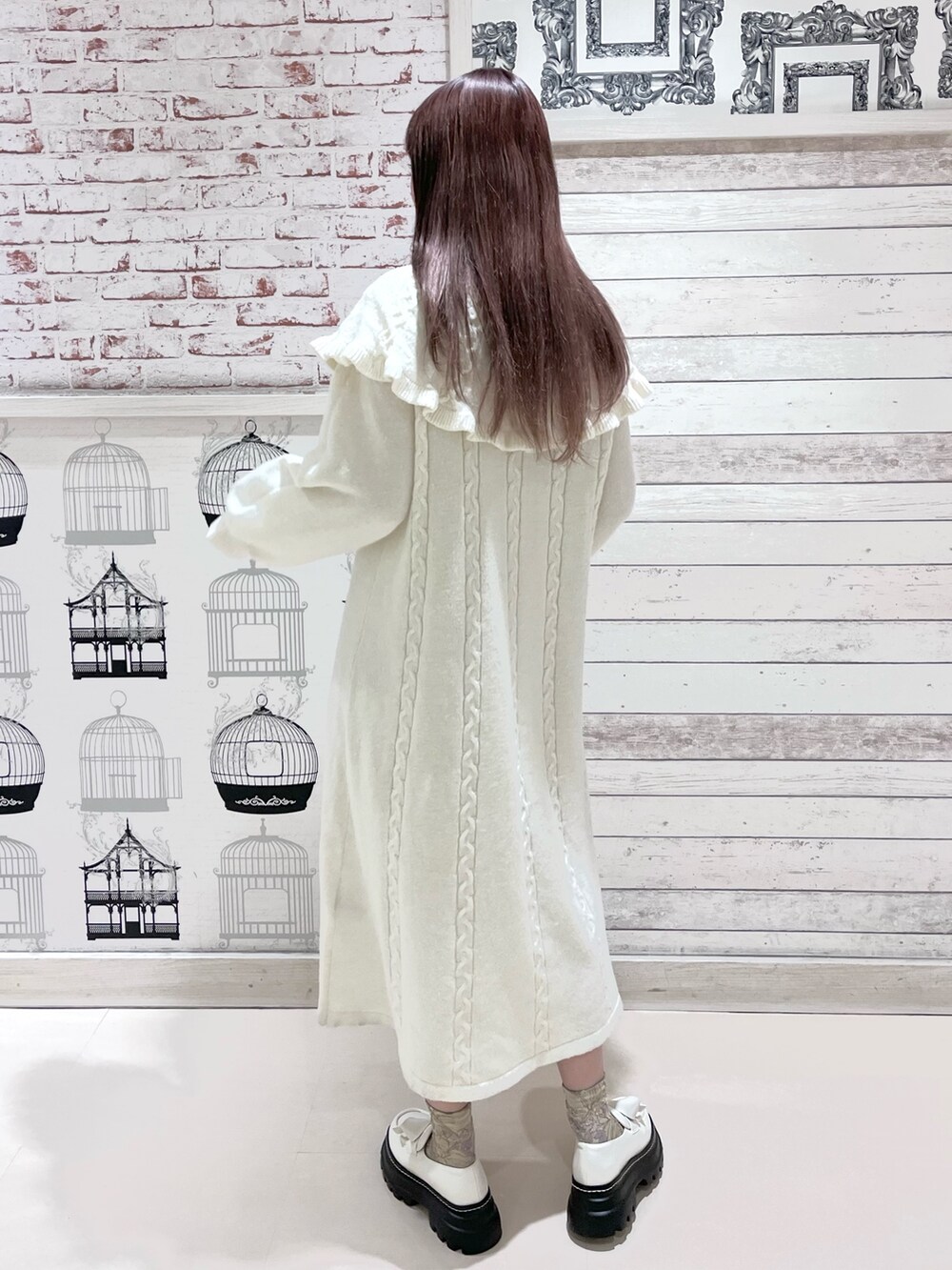 ホワイト系のワンピース、ホワイト系のローファーを着用したレディースの冬コーディネートの3枚目の写真