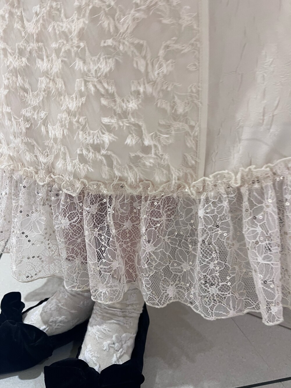 ホワイト系のシャツ/ブラウス、ホワイト系のワンピース、ブラック系のパンプスを着用したレディースの冬コーディネートの6枚目の写真