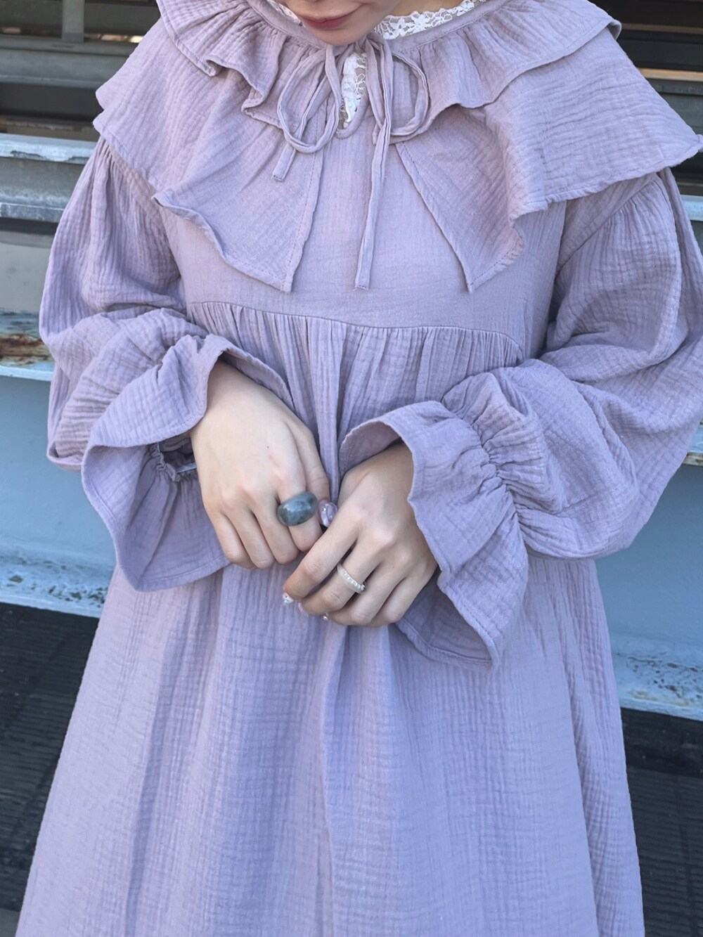 ピンク系のTシャツ/カットソー、ピンク系のワンピース、ブラック系のブーツを着用したレディースの夏コーディネートの6枚目の写真