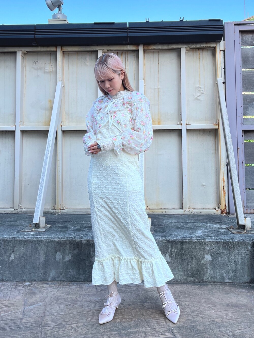 ホワイト系のTシャツ/カットソー、ホワイト系のスカート、ホワイト系のカーディガン/ボレロを着用したレディースの春コーディネートの2枚目の写真