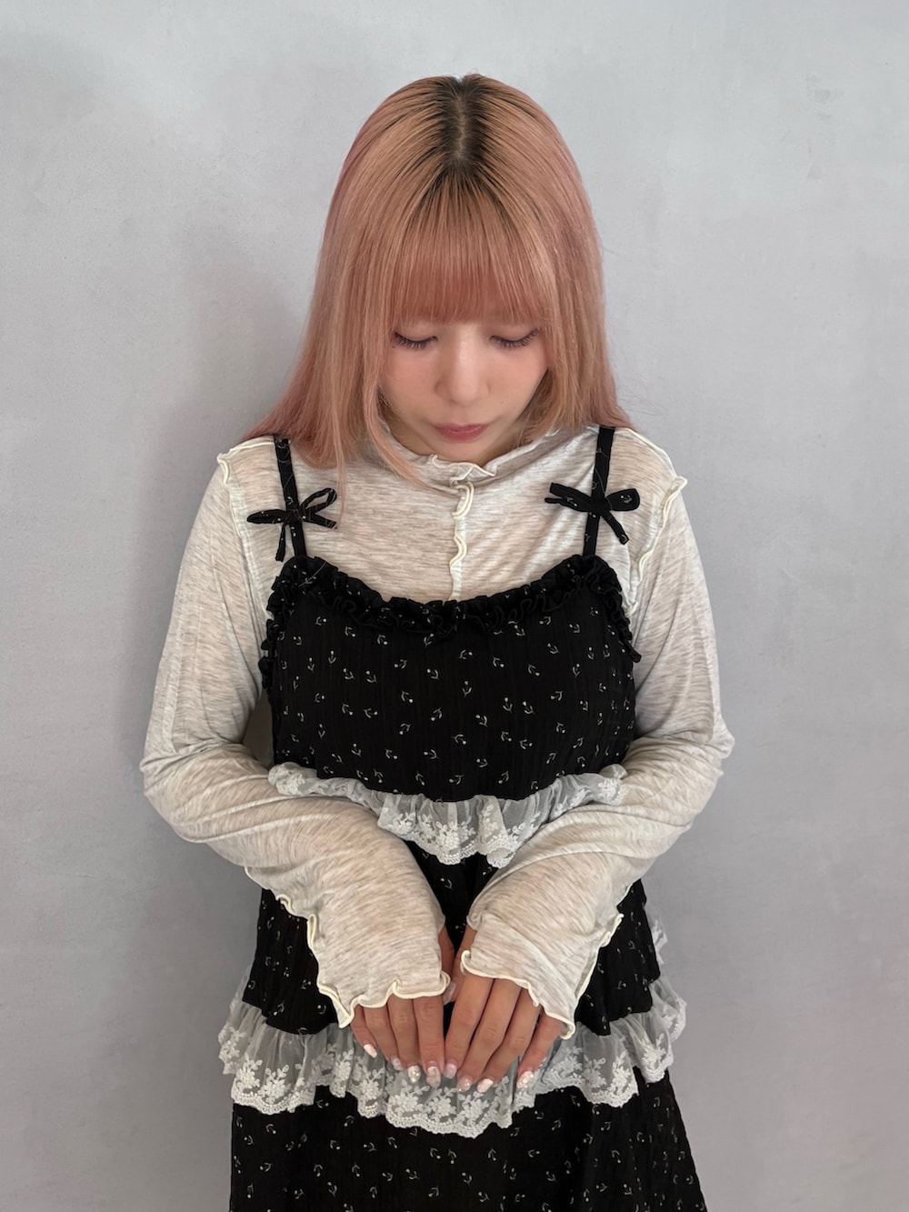 ブラック系のチュニック、グレー系のTシャツ/カットソー、グレー系のスウェットパンツを着用したレディースの夏コーディネートの6枚目の写真