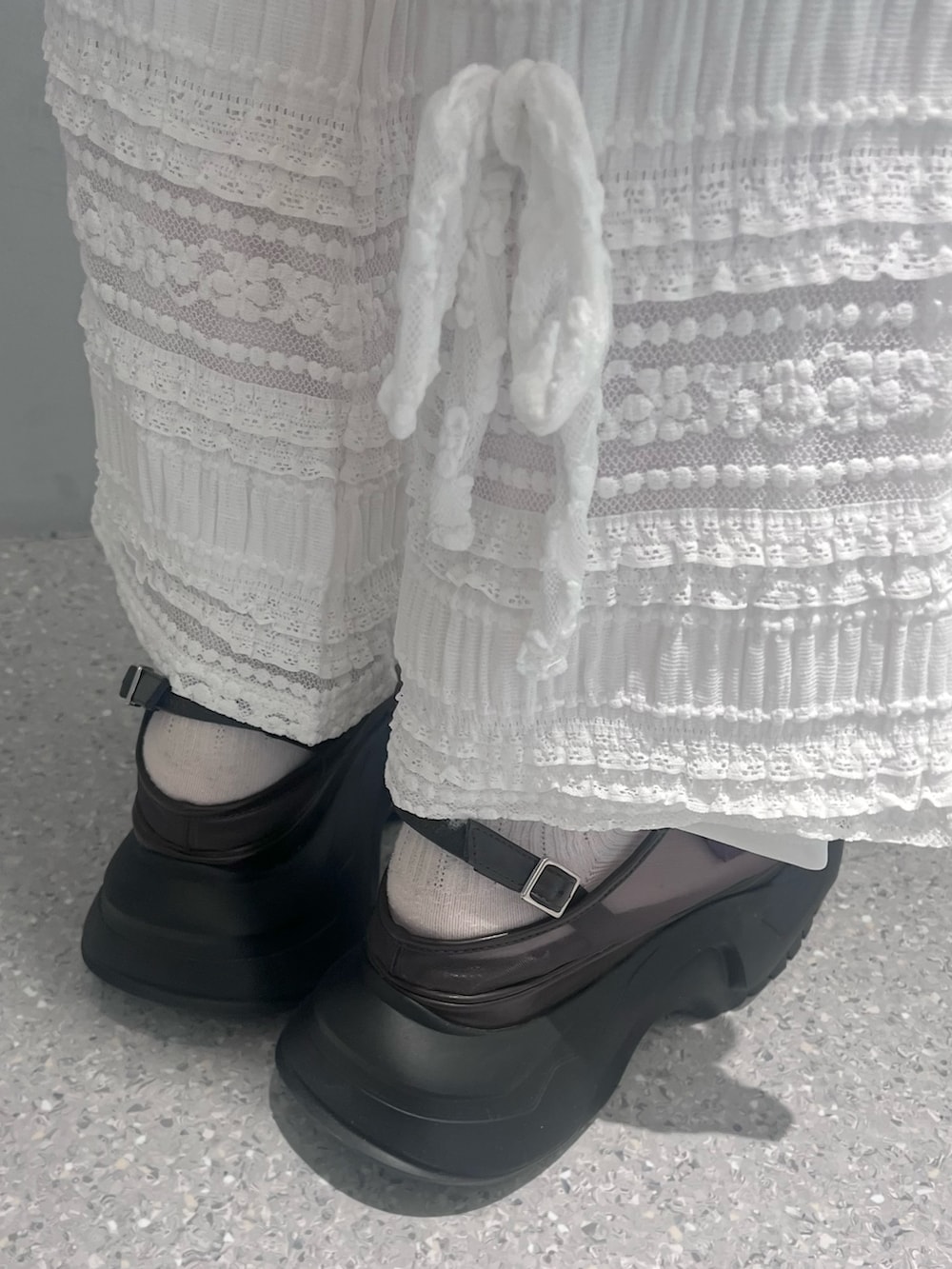 ピンク系のジャージ、ホワイト系のキャミソール、ピンク系のトートバッグを着用したレディースの春コーディネートの10枚目の写真