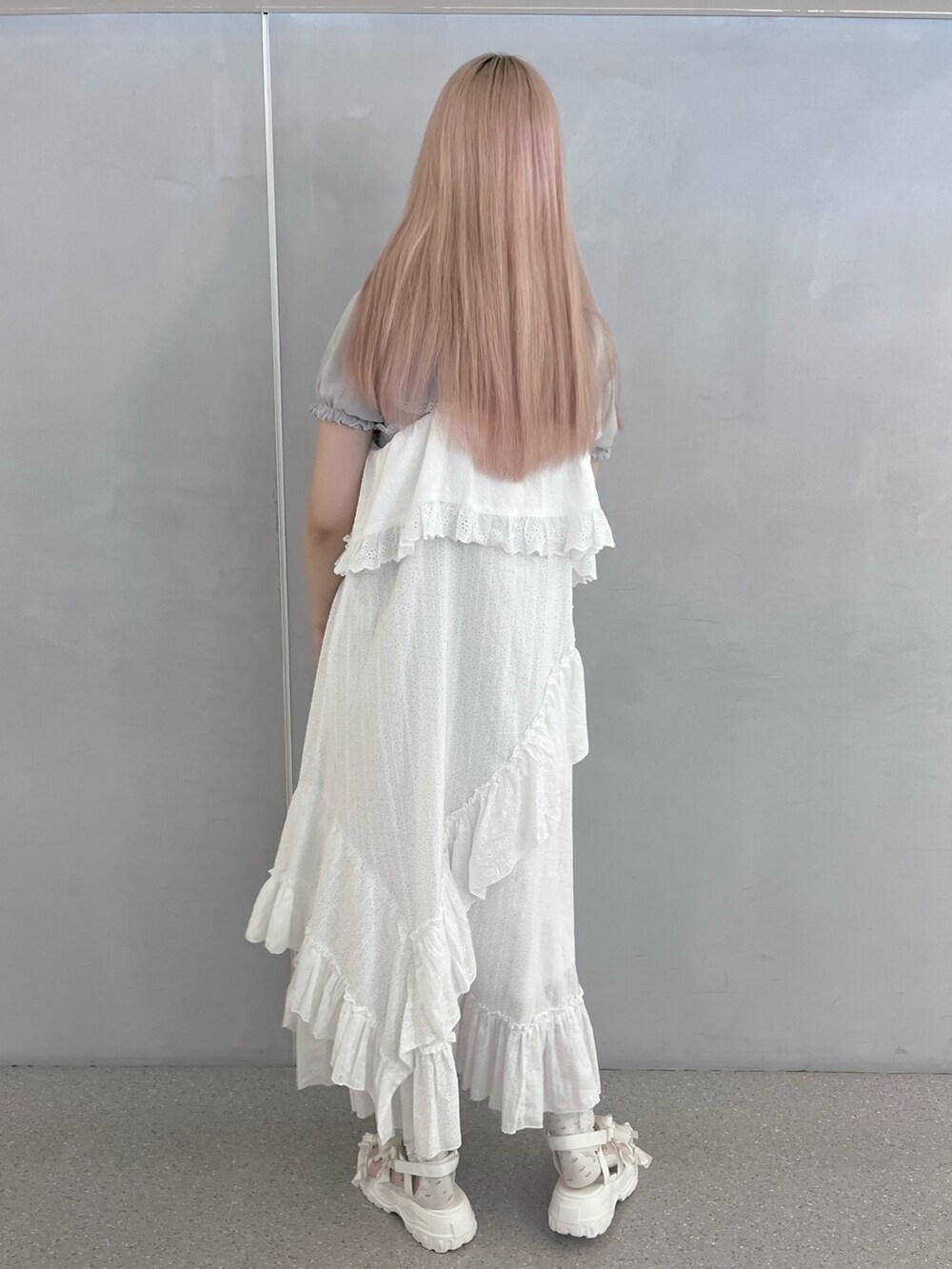 ホワイト系のワンピース、グレー系のTシャツ/カットソー、ホワイト系のサンダルを着用したレディースの夏コーディネートの3枚目の写真