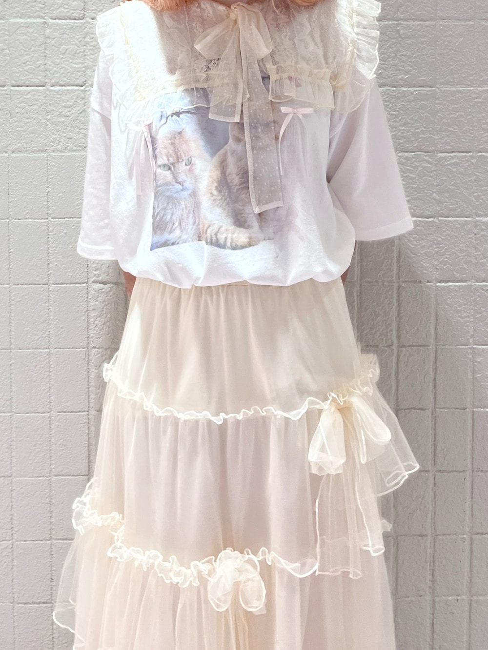 ホワイト系のTシャツ/カットソー、ホワイト系のスカート、ホワイト系のトートバッグを着用したレディースの夏コーディネートの4枚目の写真