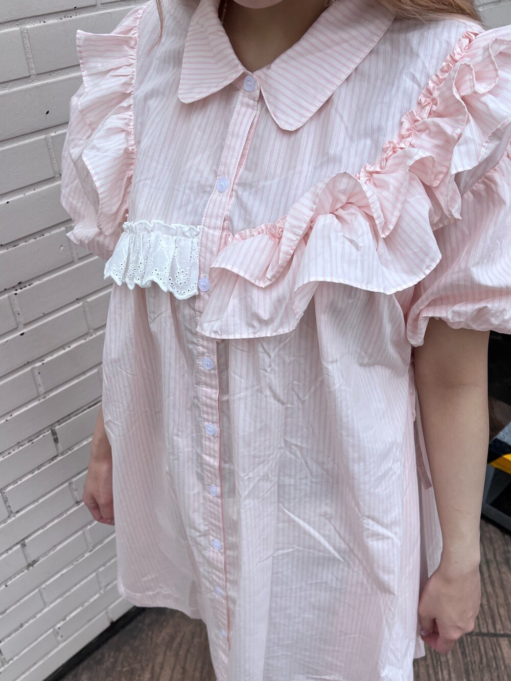 ピンク系のワンピース、ホワイト系のその他パンツ、ホワイト系のスニーカーを着用したレディースの春コーディネートの6枚目の写真