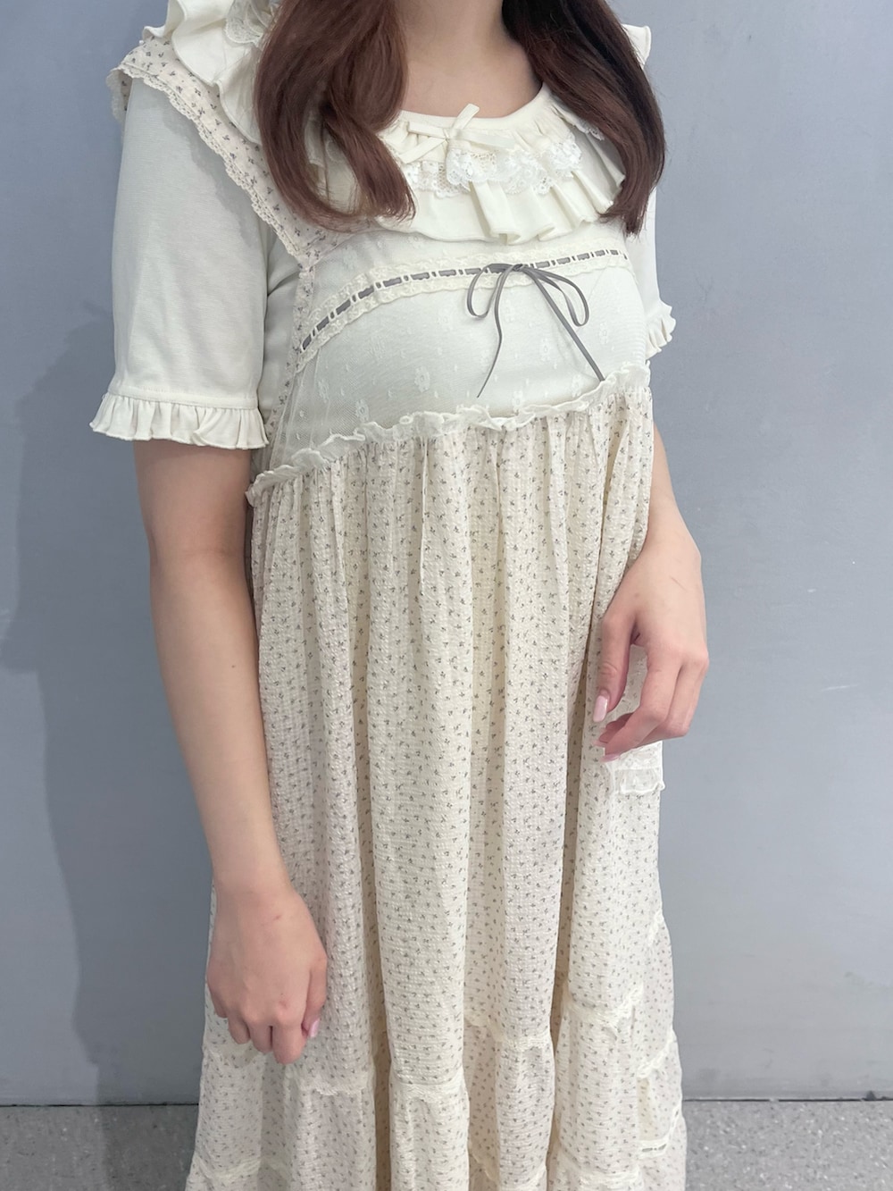 ホワイト系のワンピース、ホワイト系のTシャツ/カットソー、ホワイト系のスニーカーを着用したレディースの春コーディネートの8枚目の写真